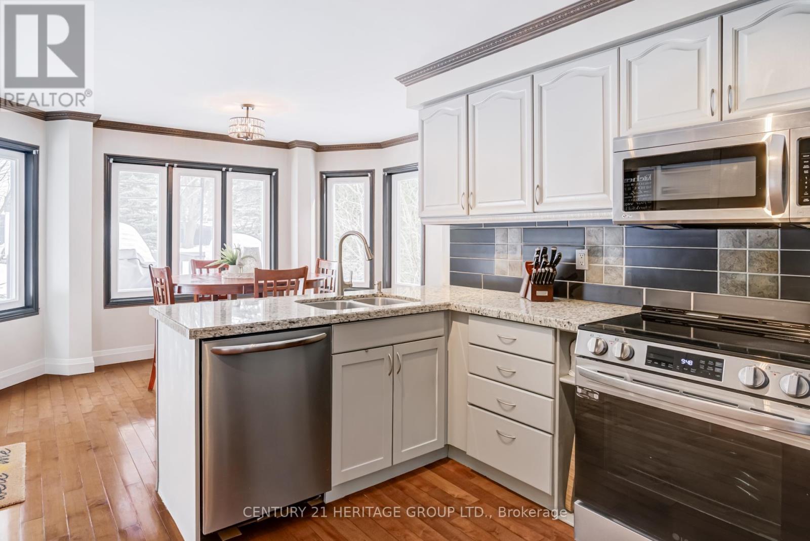 347 Alex Doner Drive, Newmarket (Glenway Estates), Ontario  L3X 1G1 - Photo 9 - N12833554