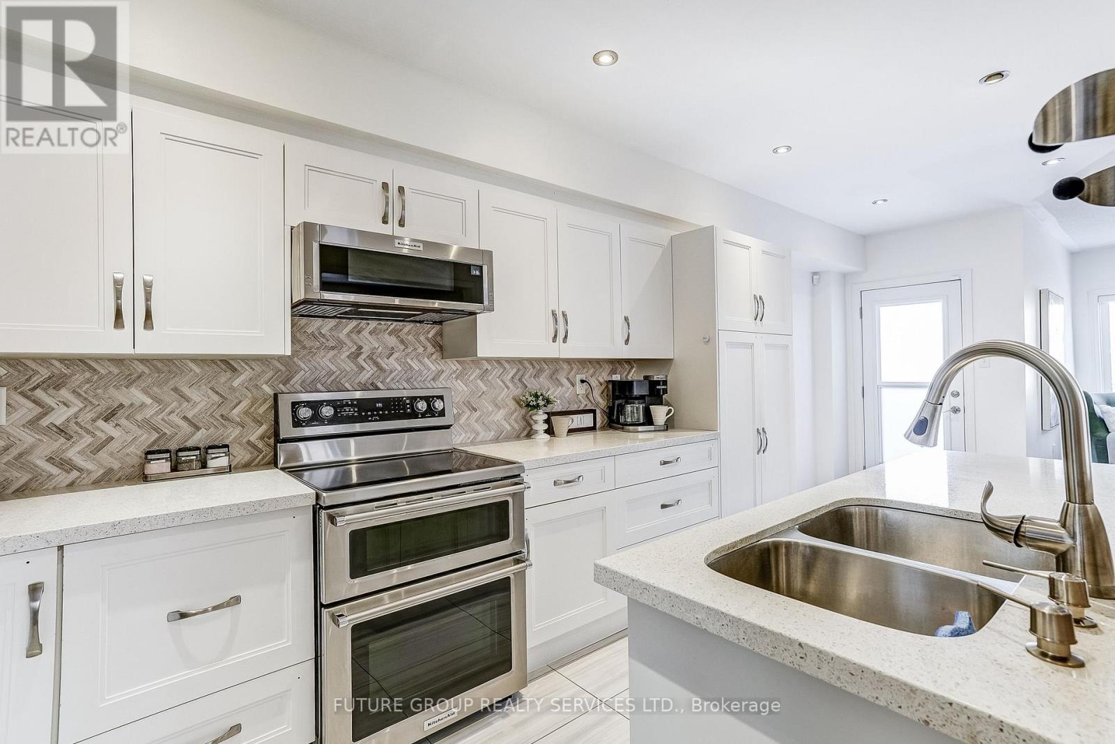 72 Camino Drive, Vaughan, Ontario  L6A 3W6 - Photo 10 - N12833622