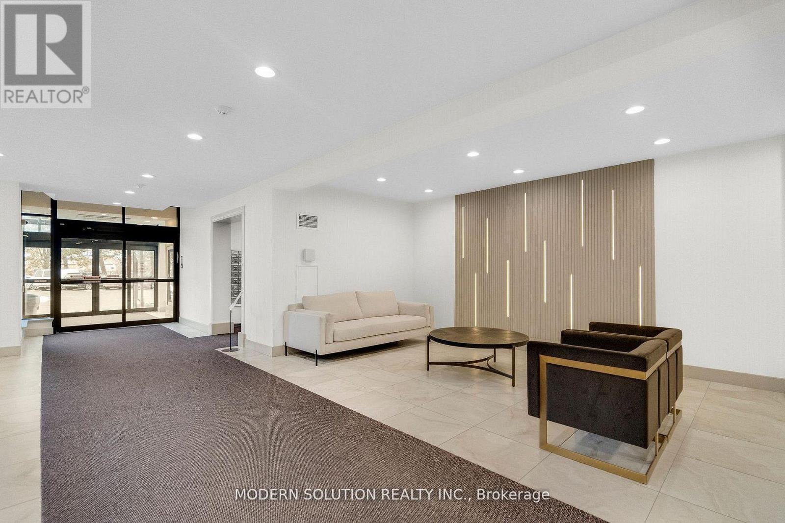 426 - 32 Clarissa Drive, Richmond Hill, Ontario  L4C 9R7 - Photo 4 - N12833652