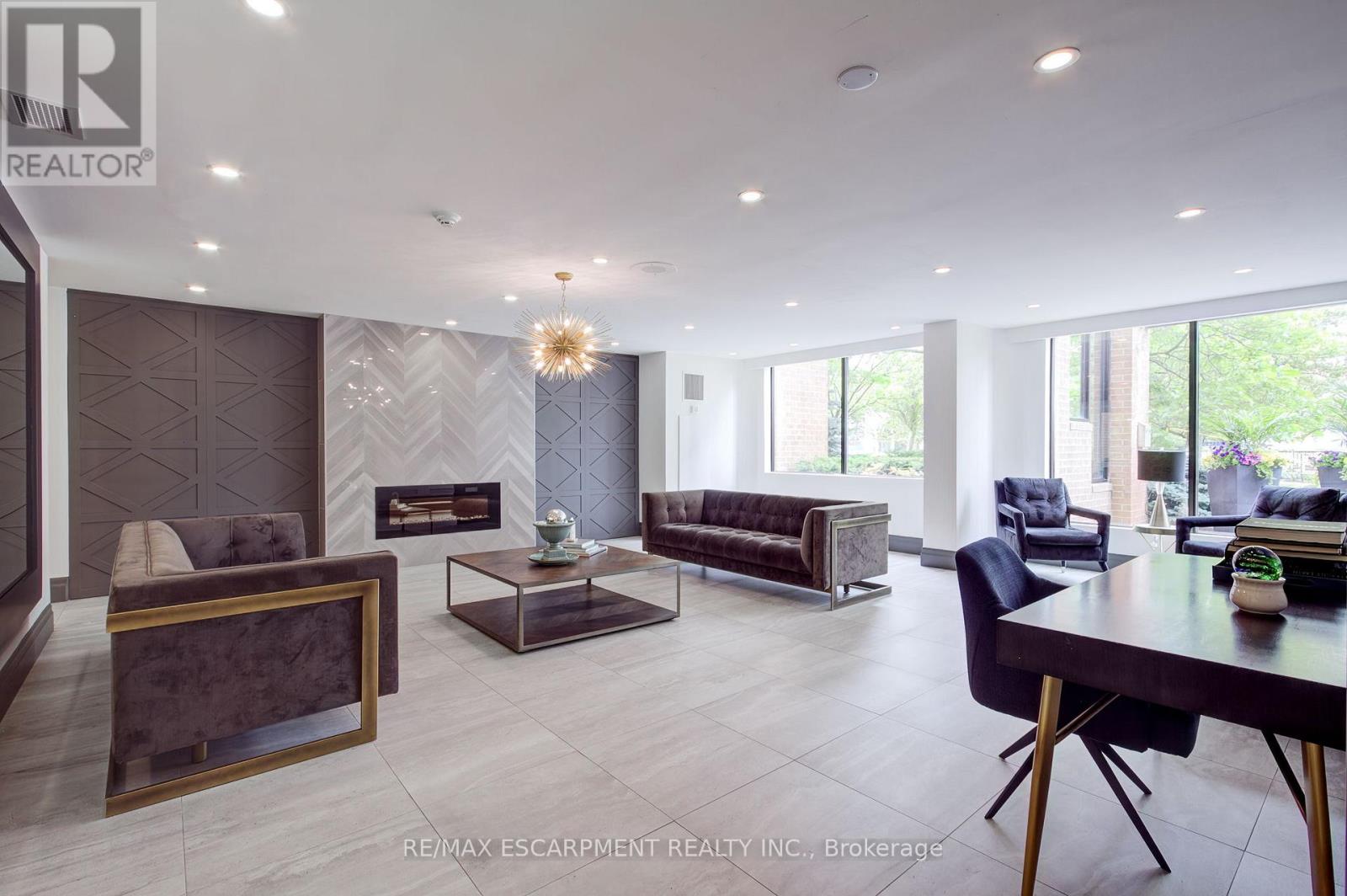 306 - 1270 Maple Crossing Boulevard, Burlington, Ontario  L7S 2J3 - Photo 3 - W12833502