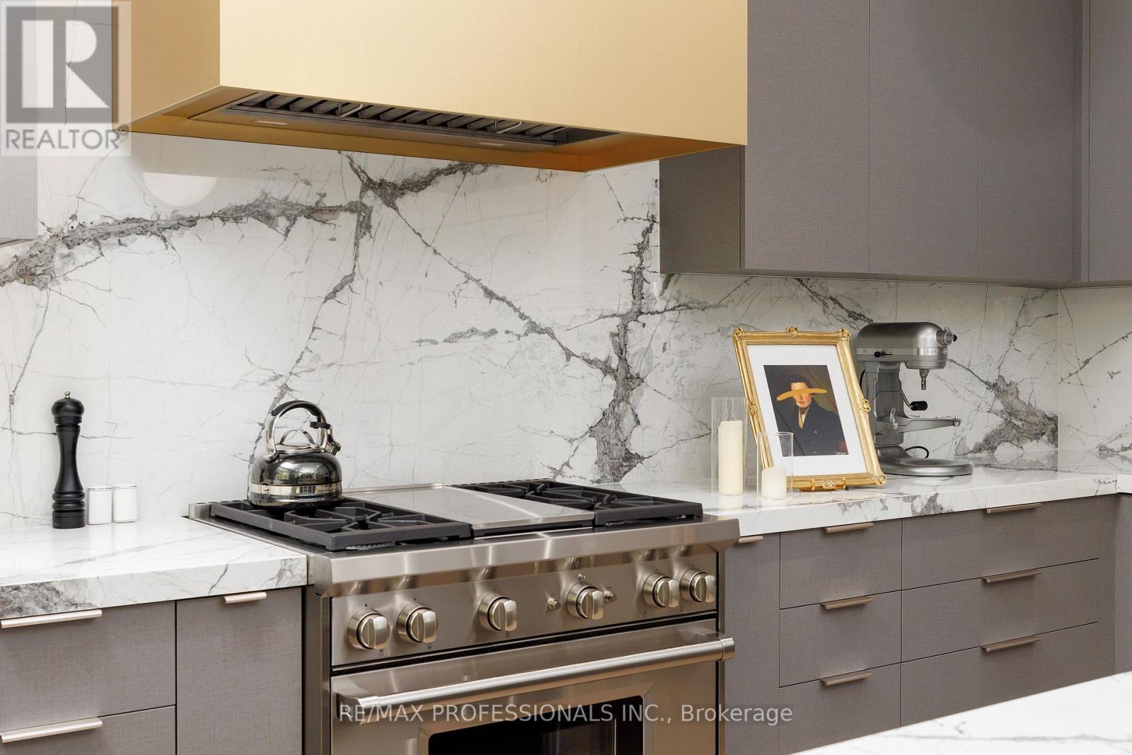 2b Fairway Road, Toronto, Ontario  M9A 5E9 - Photo 15 - W12833592