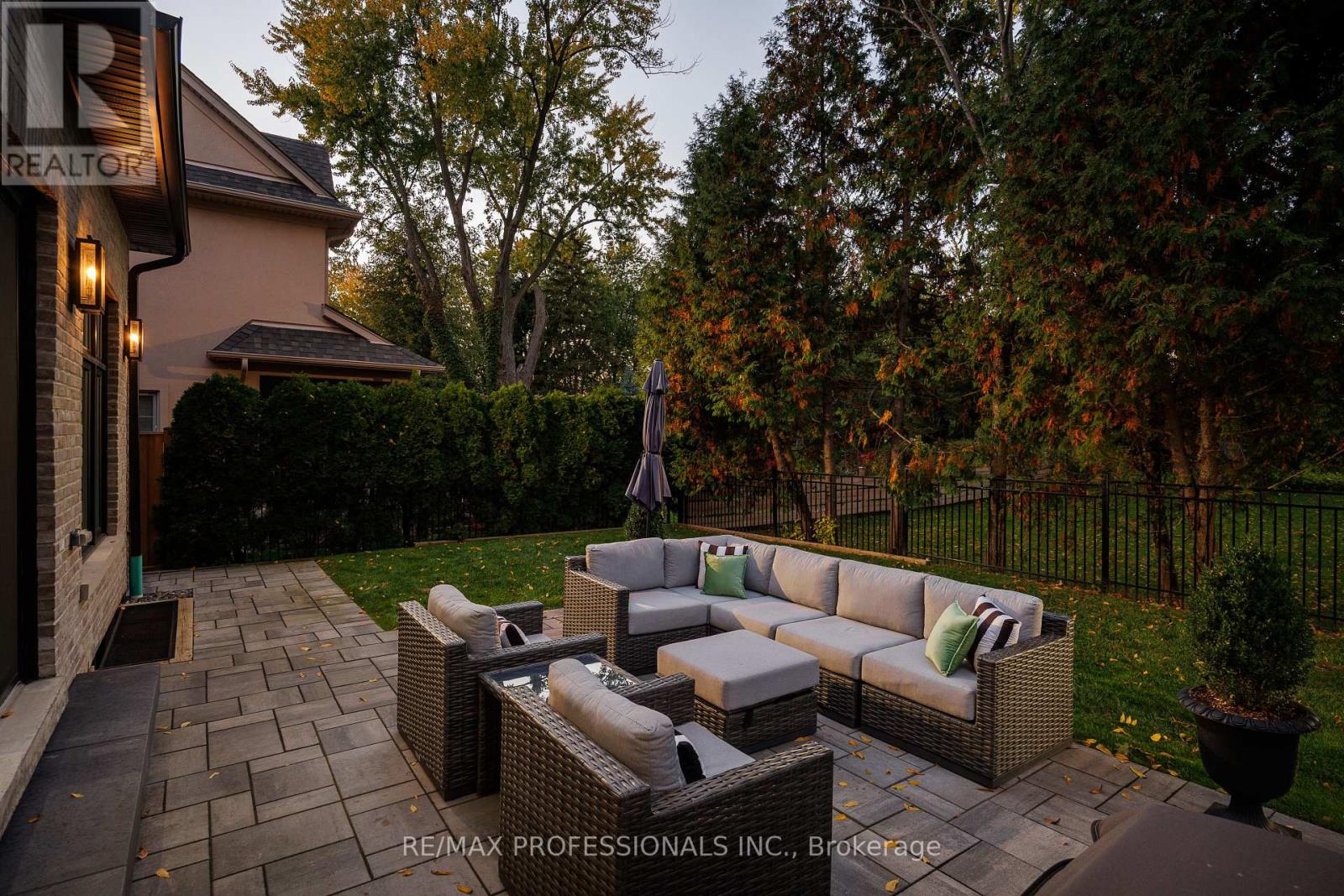 2b Fairway Road, Toronto, Ontario  M9A 5E9 - Photo 3 - W12833592