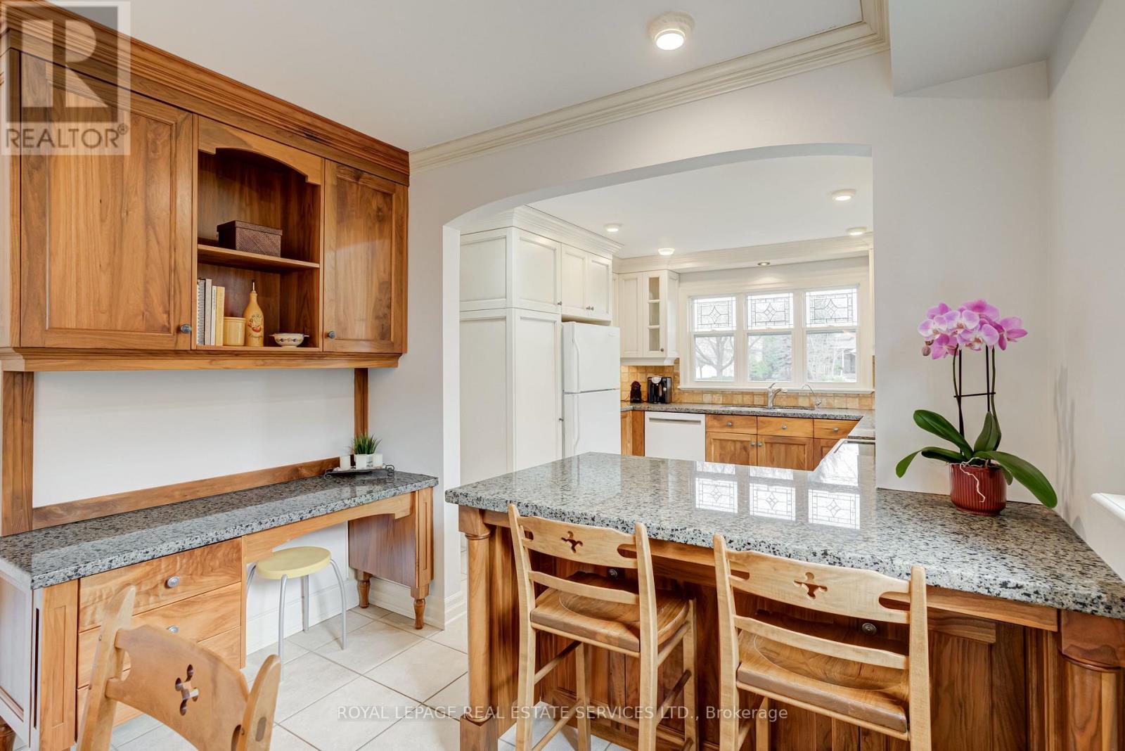 716 Cameron Court, Mississauga, Ontario  L5C 3B9 - Photo 11 - W12833596