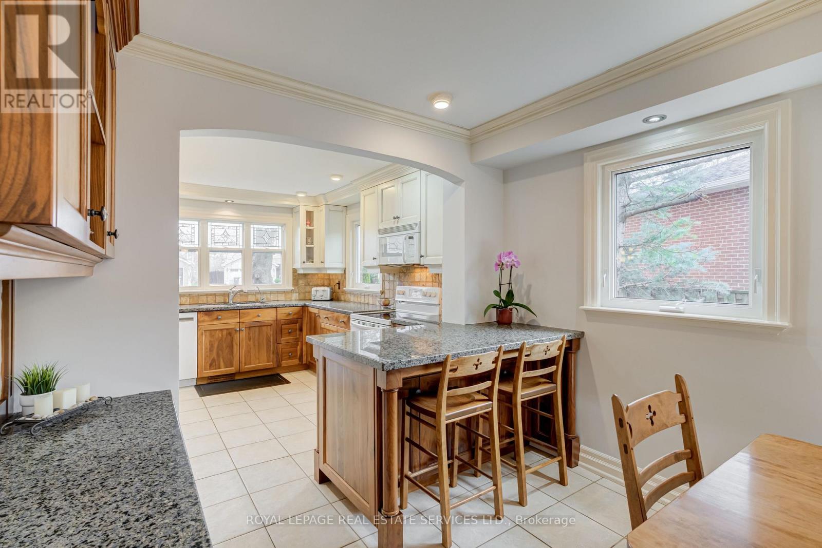 716 Cameron Court, Mississauga, Ontario  L5C 3B9 - Photo 12 - W12833596