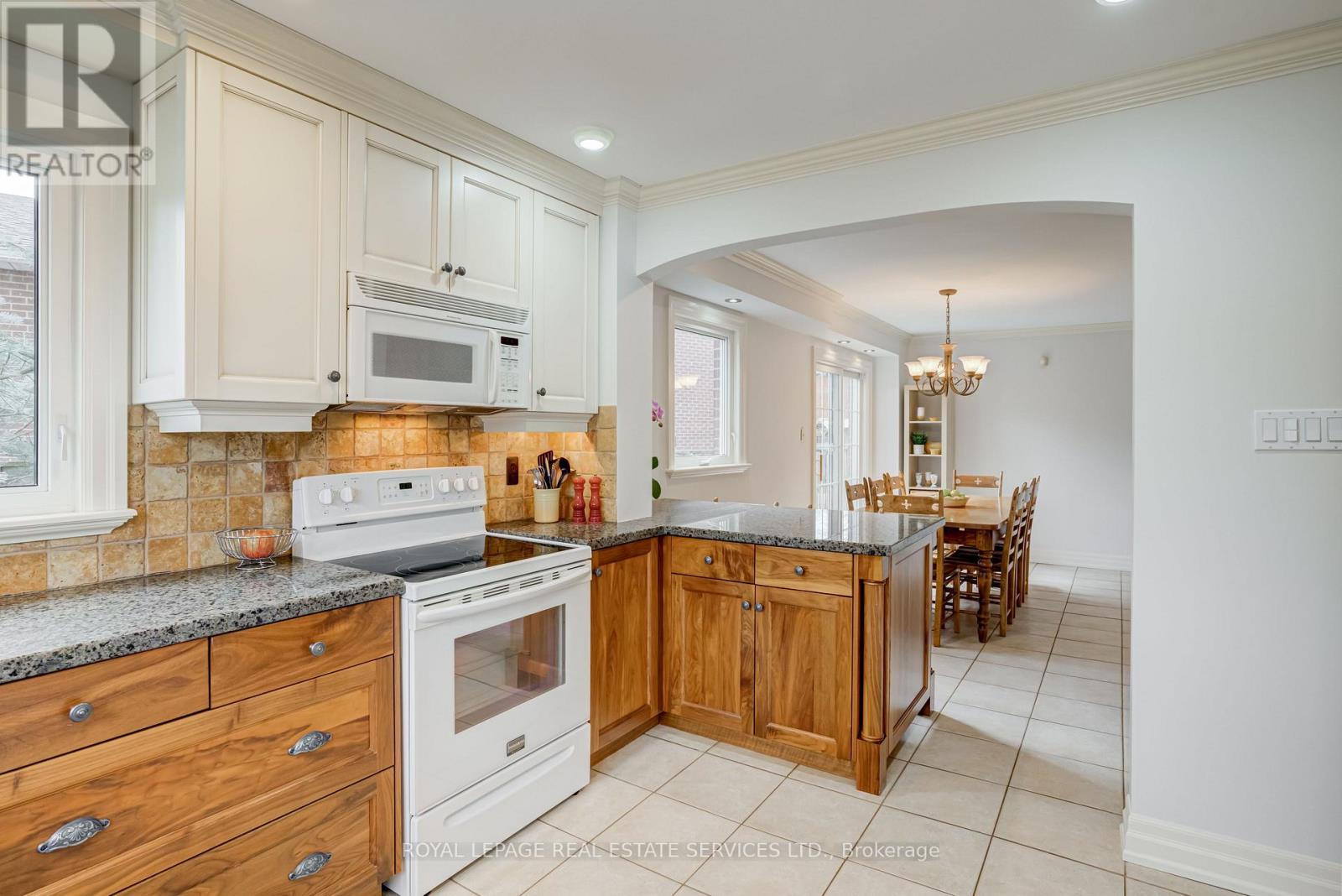 716 Cameron Court, Mississauga, Ontario  L5C 3B9 - Photo 13 - W12833596