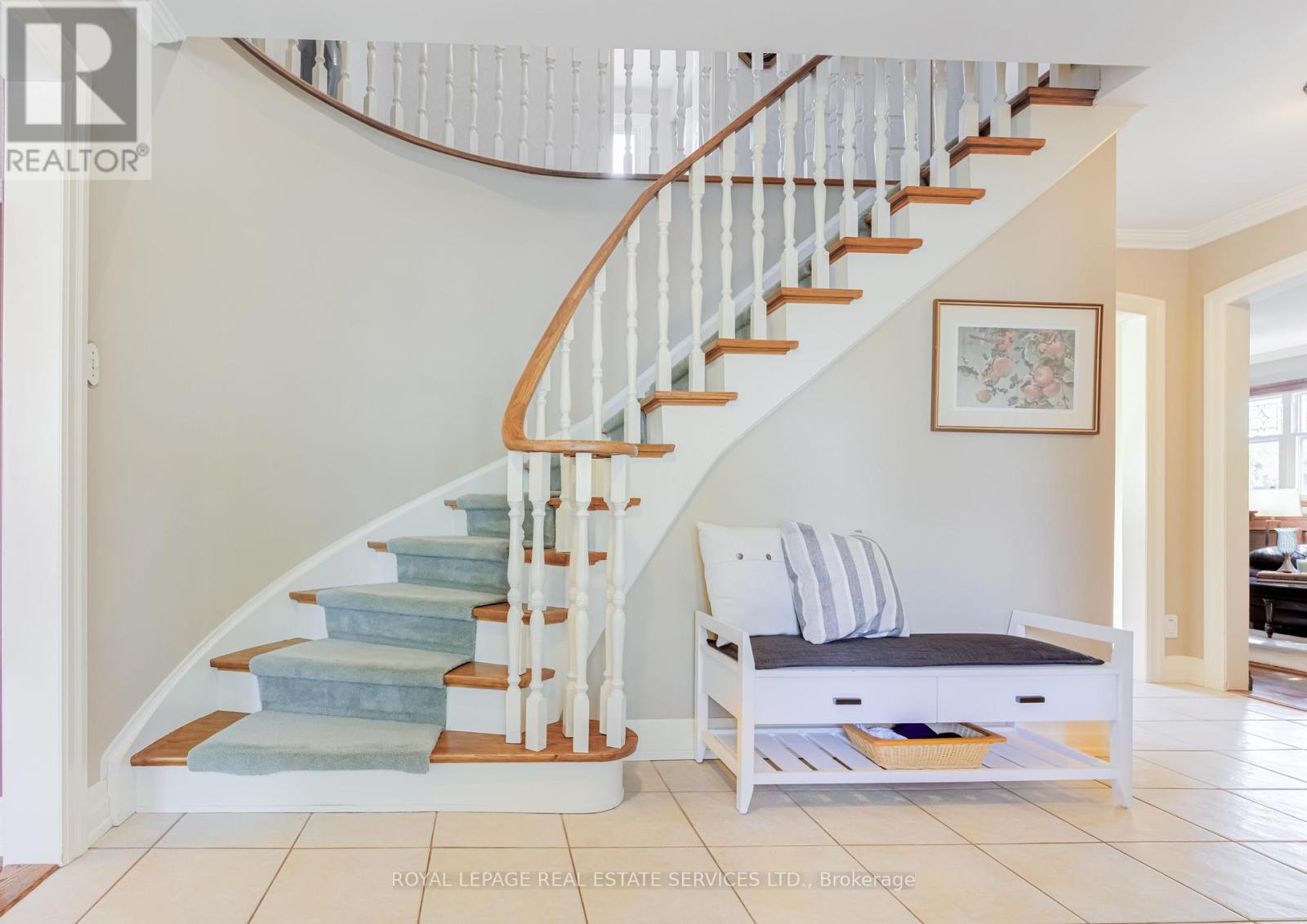 716 Cameron Court, Mississauga, Ontario  L5C 3B9 - Photo 3 - W12833596