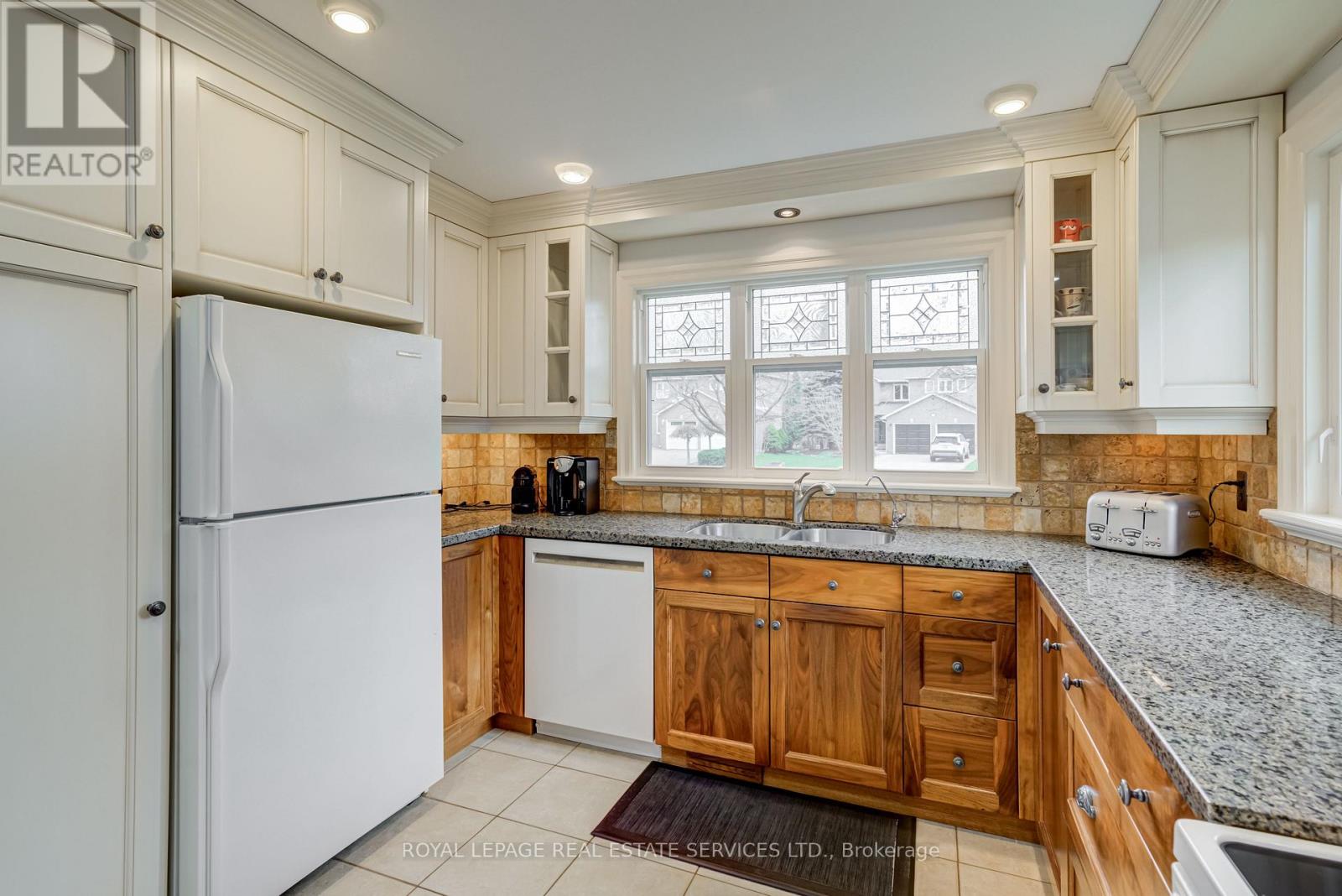 716 Cameron Court, Mississauga, Ontario  L5C 3B9 - Photo 9 - W12833596