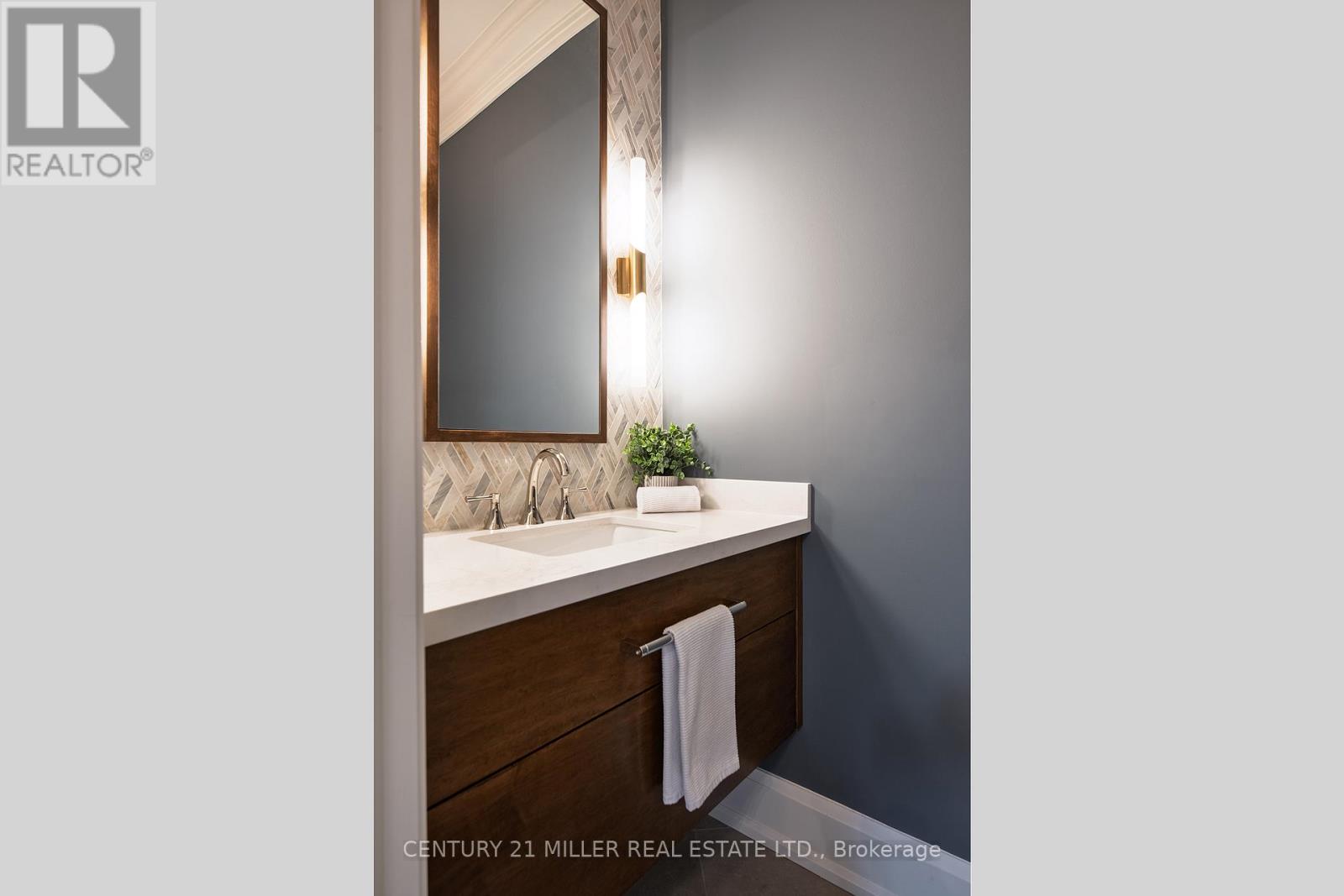 209 Donessle Drive, Oakville (Mo Morrison), Ontario  L6J 3Y7 - Photo 17 - W12833686