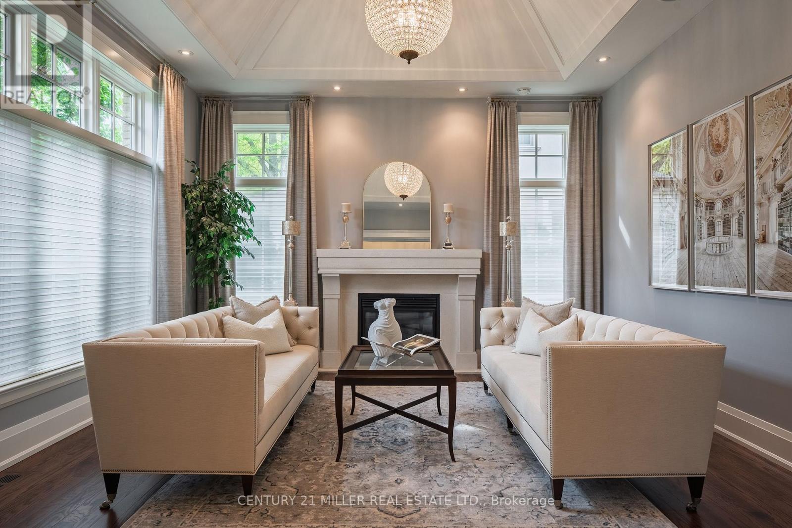 209 Donessle Drive, Oakville (Mo Morrison), Ontario  L6J 3Y7 - Photo 3 - W12833686