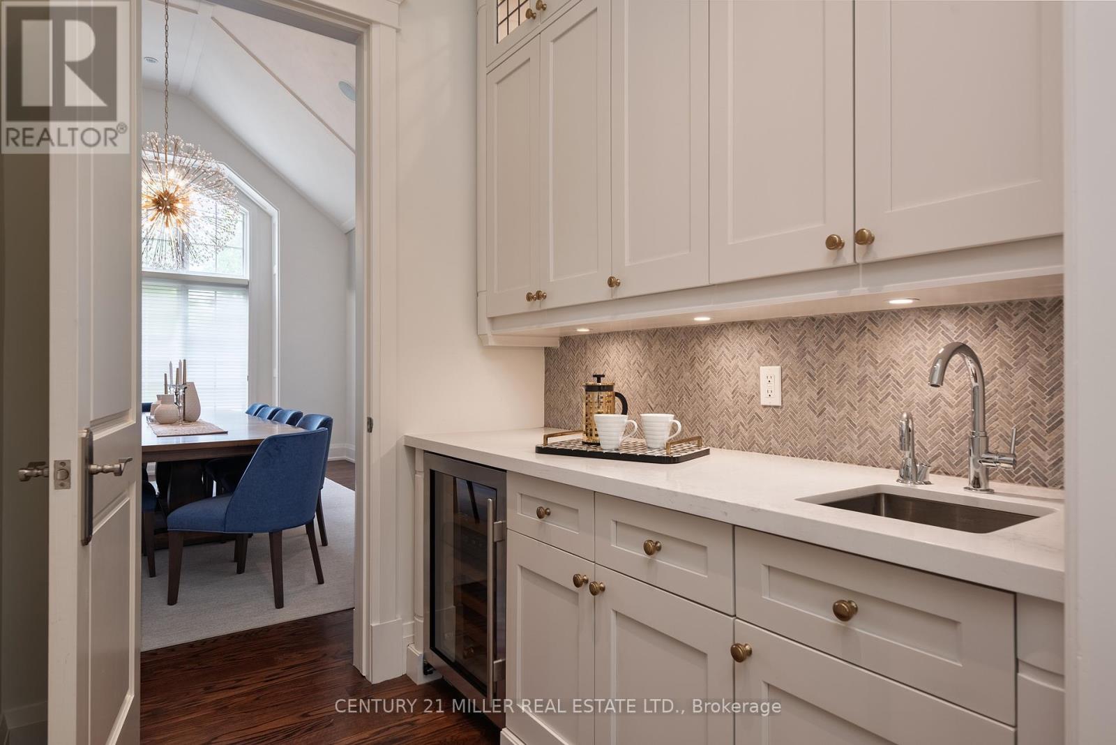 209 Donessle Drive, Oakville (Mo Morrison), Ontario  L6J 3Y7 - Photo 6 - W12833686