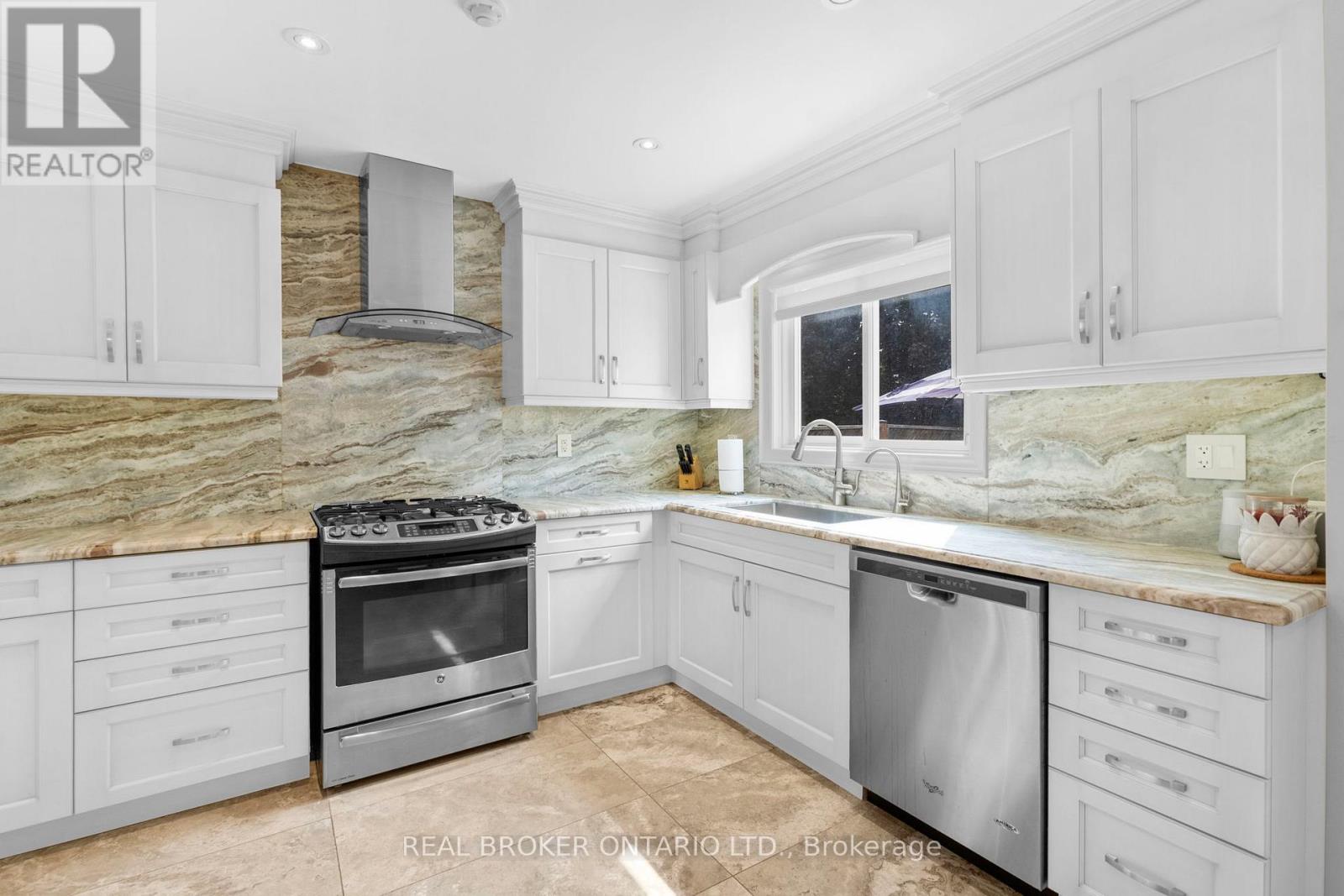 11 Fountainbridge Drive, Caledon, Ontario  L7E 1P6 - Photo 10 - W12833744