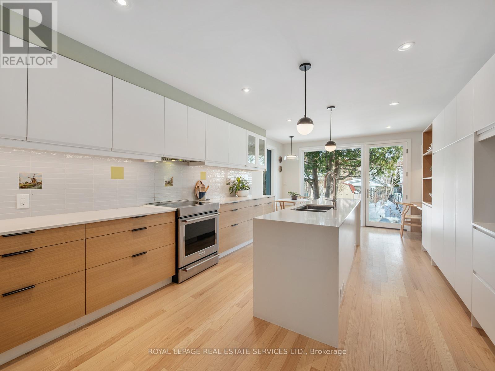 581 Beresford Avenue, Toronto, Ontario  M6S 3C2 - Photo 12 - W12833804