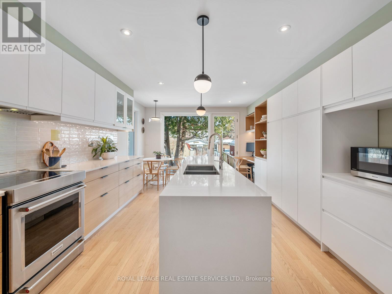 581 Beresford Avenue, Toronto, Ontario  M6S 3C2 - Photo 13 - W12833804