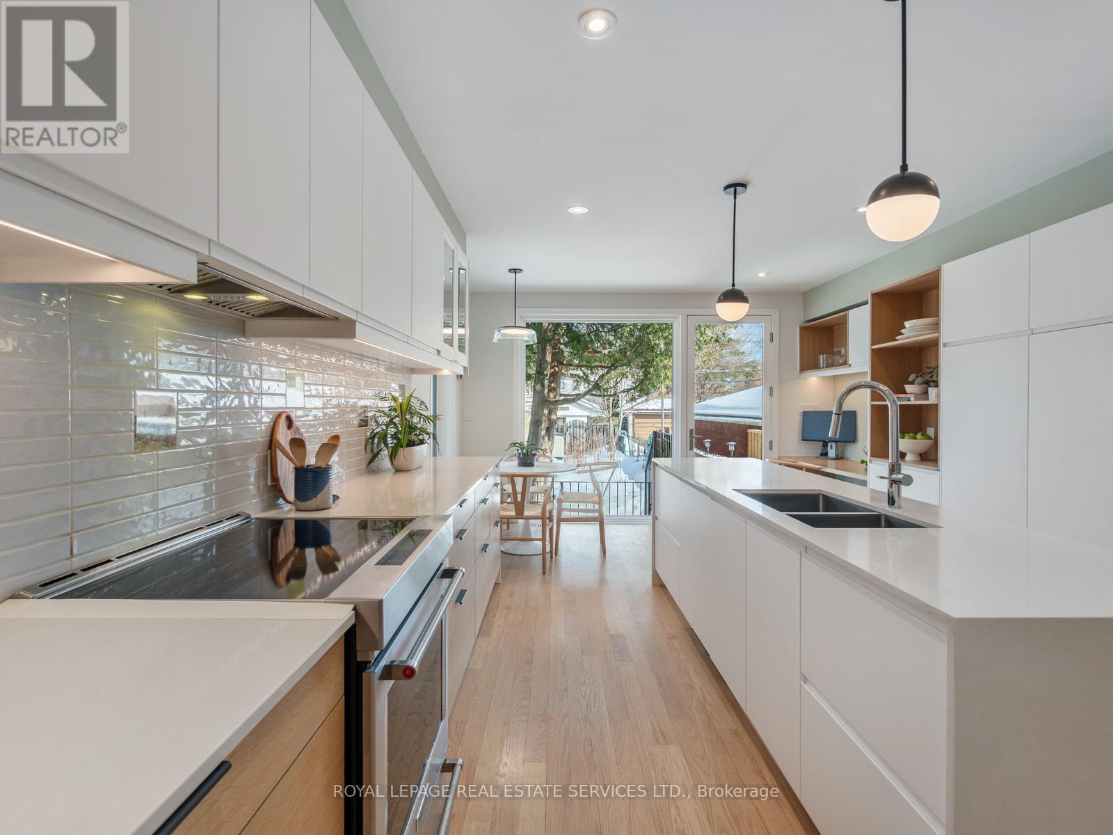 581 Beresford Avenue, Toronto, Ontario  M6S 3C2 - Photo 15 - W12833804