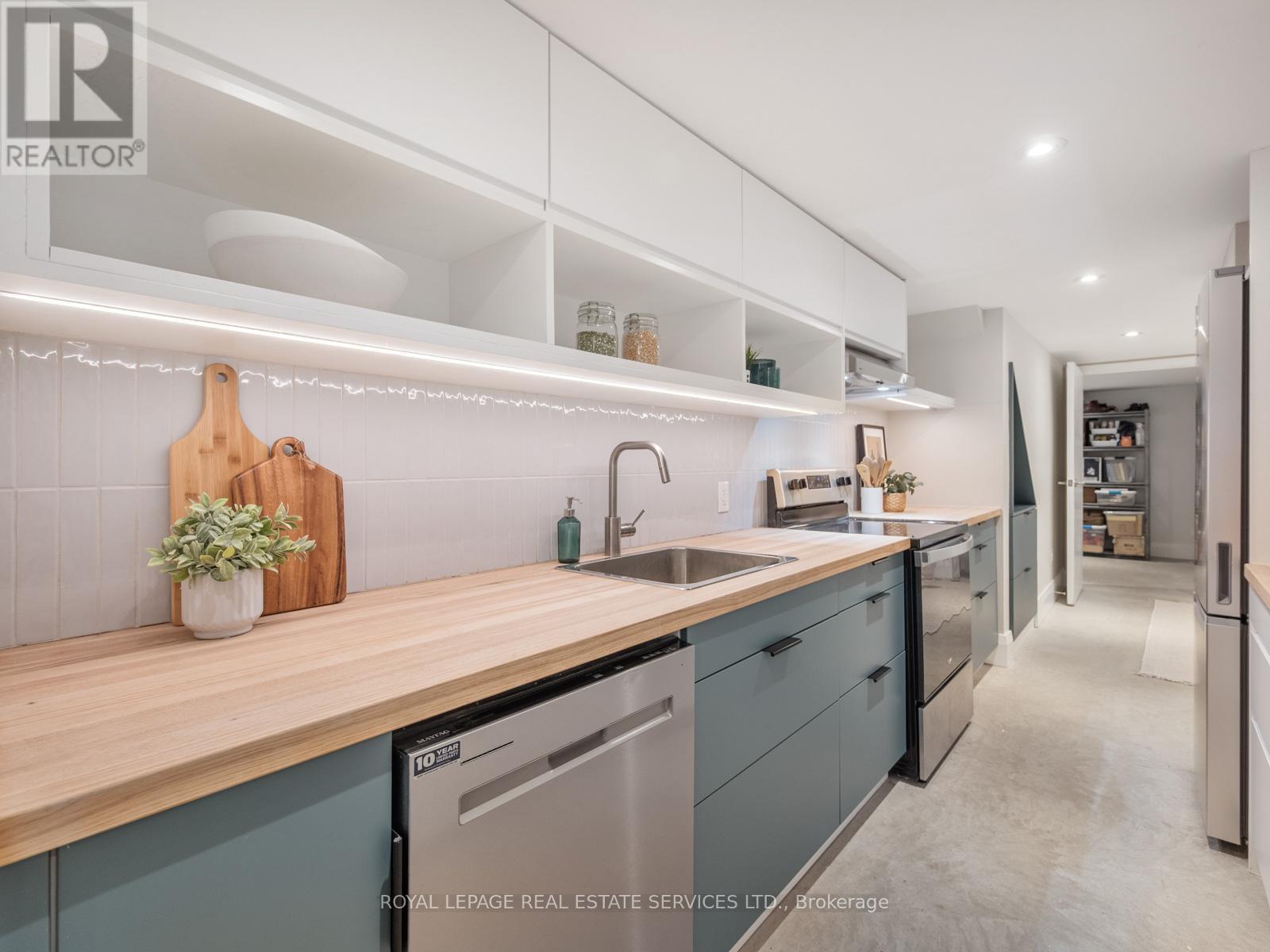 581 Beresford Avenue, Toronto, Ontario  M6S 3C2 - Photo 39 - W12833804