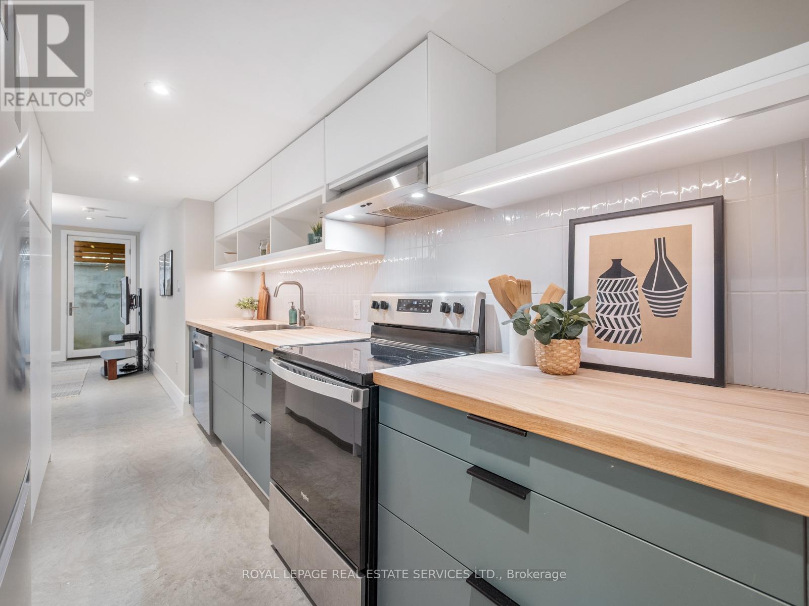 581 Beresford Avenue, Toronto, Ontario  M6S 3C2 - Photo 40 - W12833804