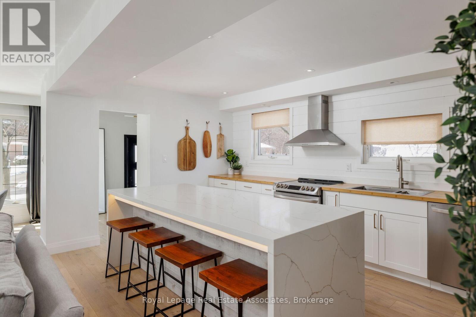 1898 Barsuda Drive, Mississauga, Ontario  L5J 1V5 - Photo 16 - W12833824