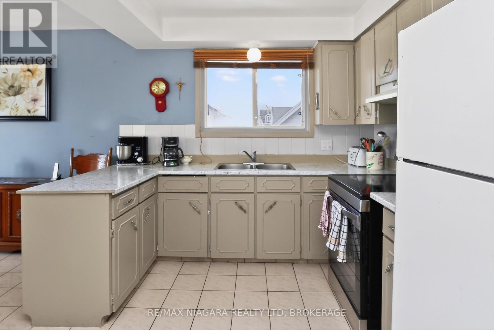 16 Cross Street, Port Colborne (Killaly East), Ontario  L3K 1K9 - Photo 5 - X12833546