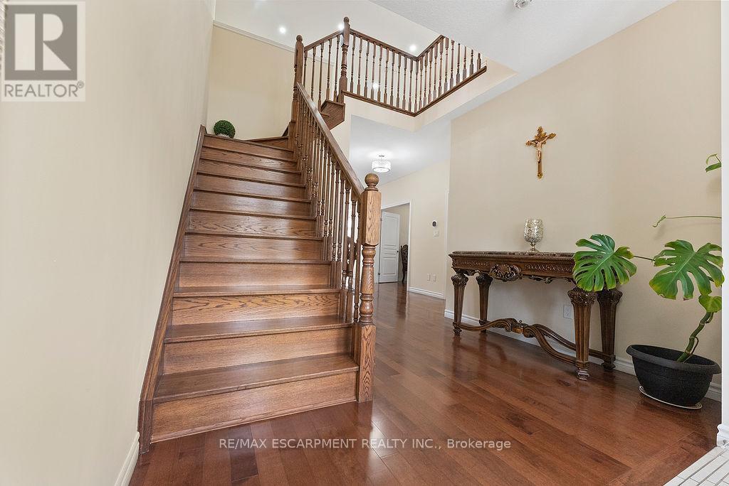 67 Bellroyal Crescent, Hamilton, Ontario  L8J 0E7 - Photo 4 - X12833520