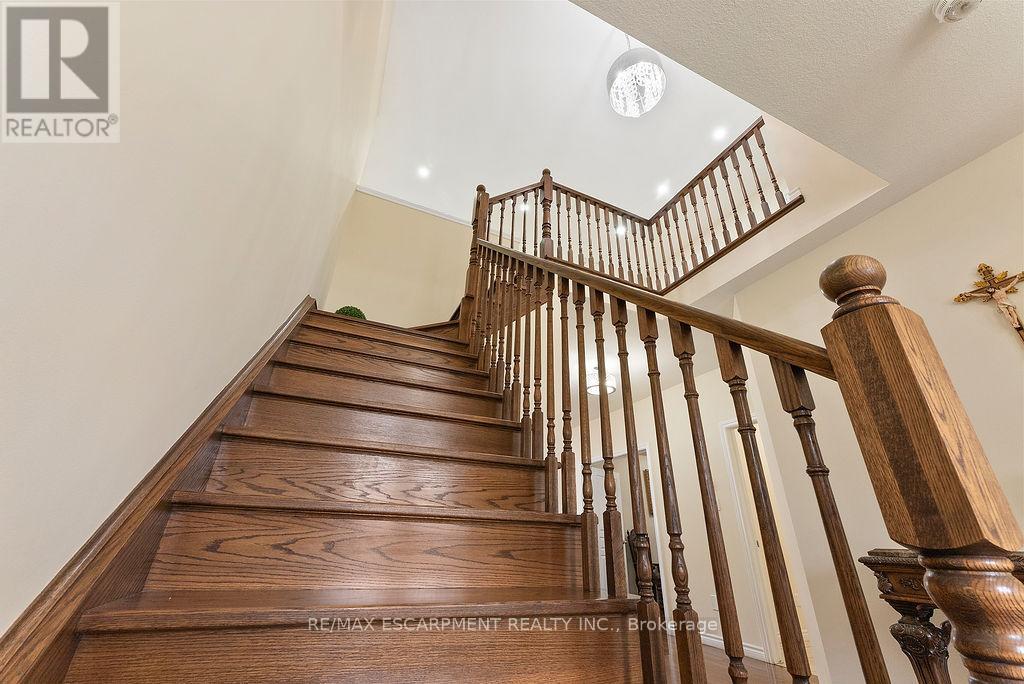 67 Bellroyal Crescent, Hamilton, Ontario  L8J 0E7 - Photo 5 - X12833520