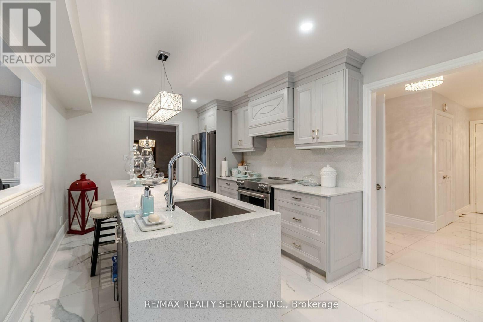 15 Pine Ridge Lane, Brampton, Ontario  L6W 1G6 - Photo 11 - W12822192