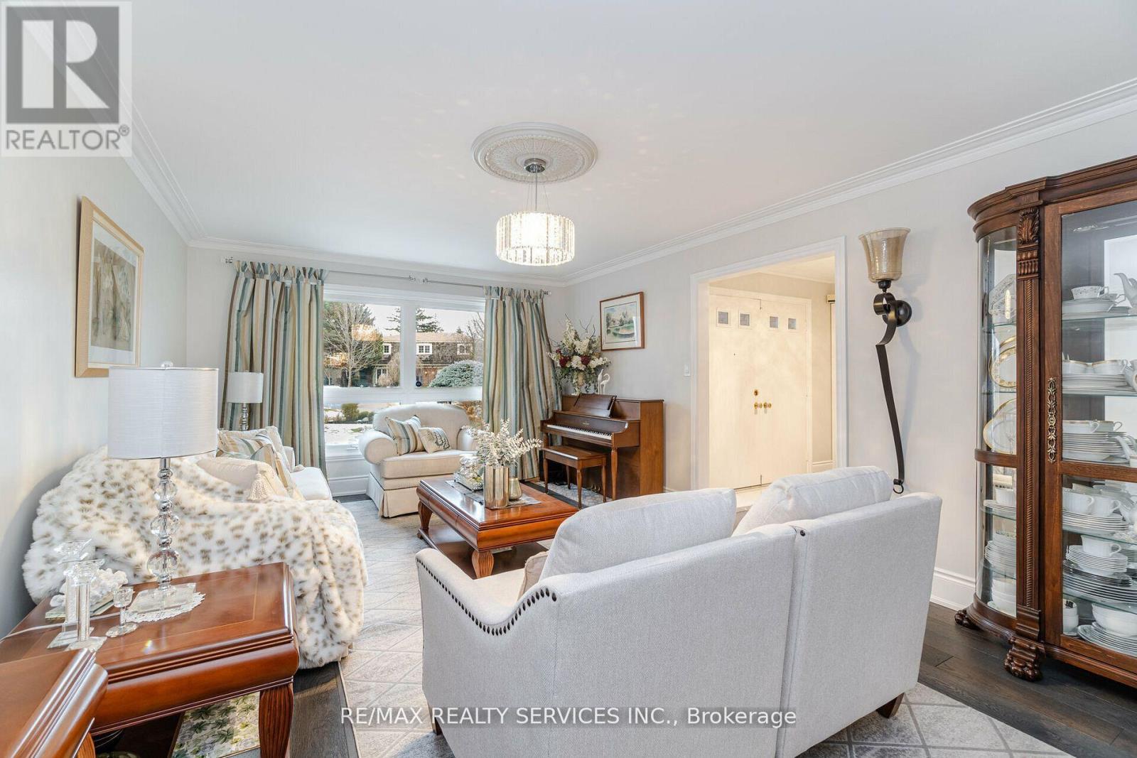 15 Pine Ridge Lane, Brampton, Ontario  L6W 1G6 - Photo 3 - W12822192