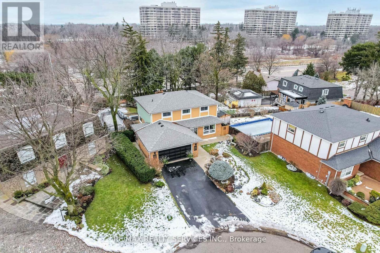 15 Pine Ridge Lane, Brampton, Ontario  L6W 1G6 - Photo 5 - W12822192