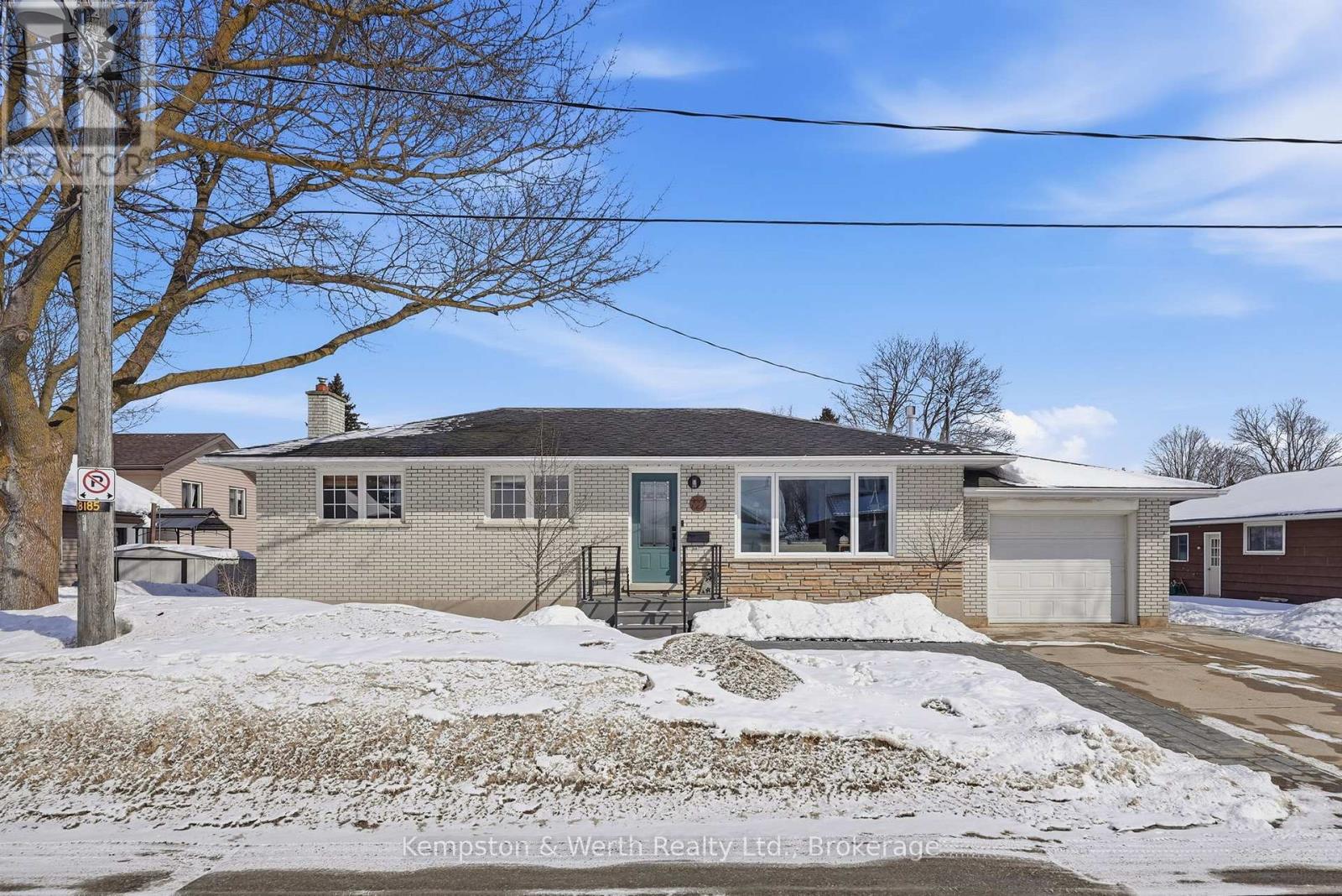 727 Palace Street E, North Perth, Ontario  N4W 2R8 - Photo 2 - X12833914