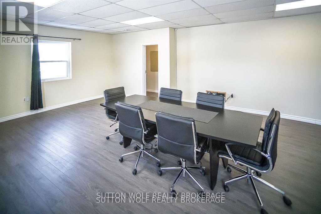 48 Front Street E, Strathroy-Caradoc (Ne), Ontario  N7G 1Y6 - Photo 4 - X12834060