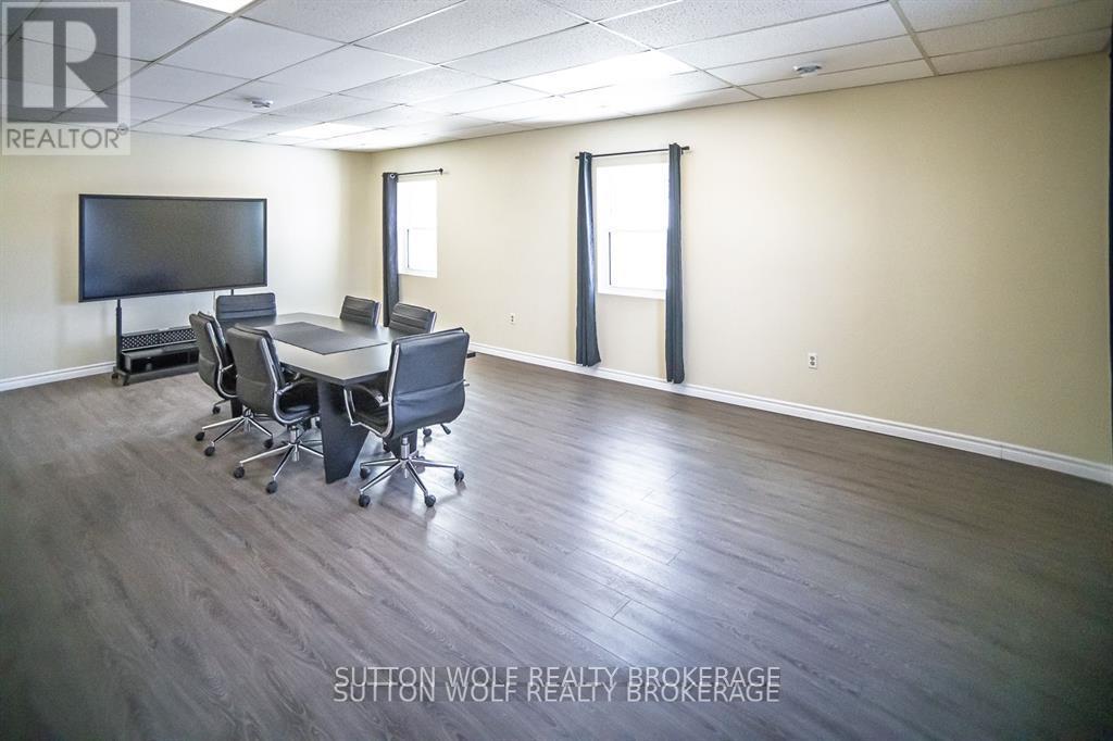 48 Front Street E, Strathroy-Caradoc (Ne), Ontario  N7G 1Y6 - Photo 6 - X12834060