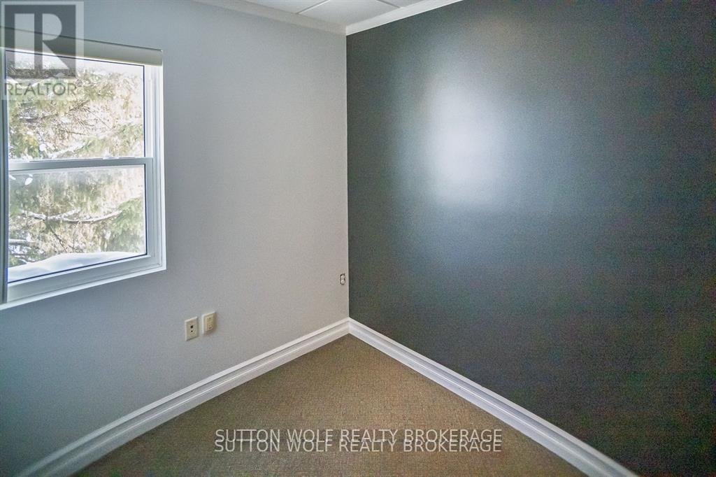 48 Front Street E, Strathroy-Caradoc (Ne), Ontario  N7G 1Y6 - Photo 8 - X12834060