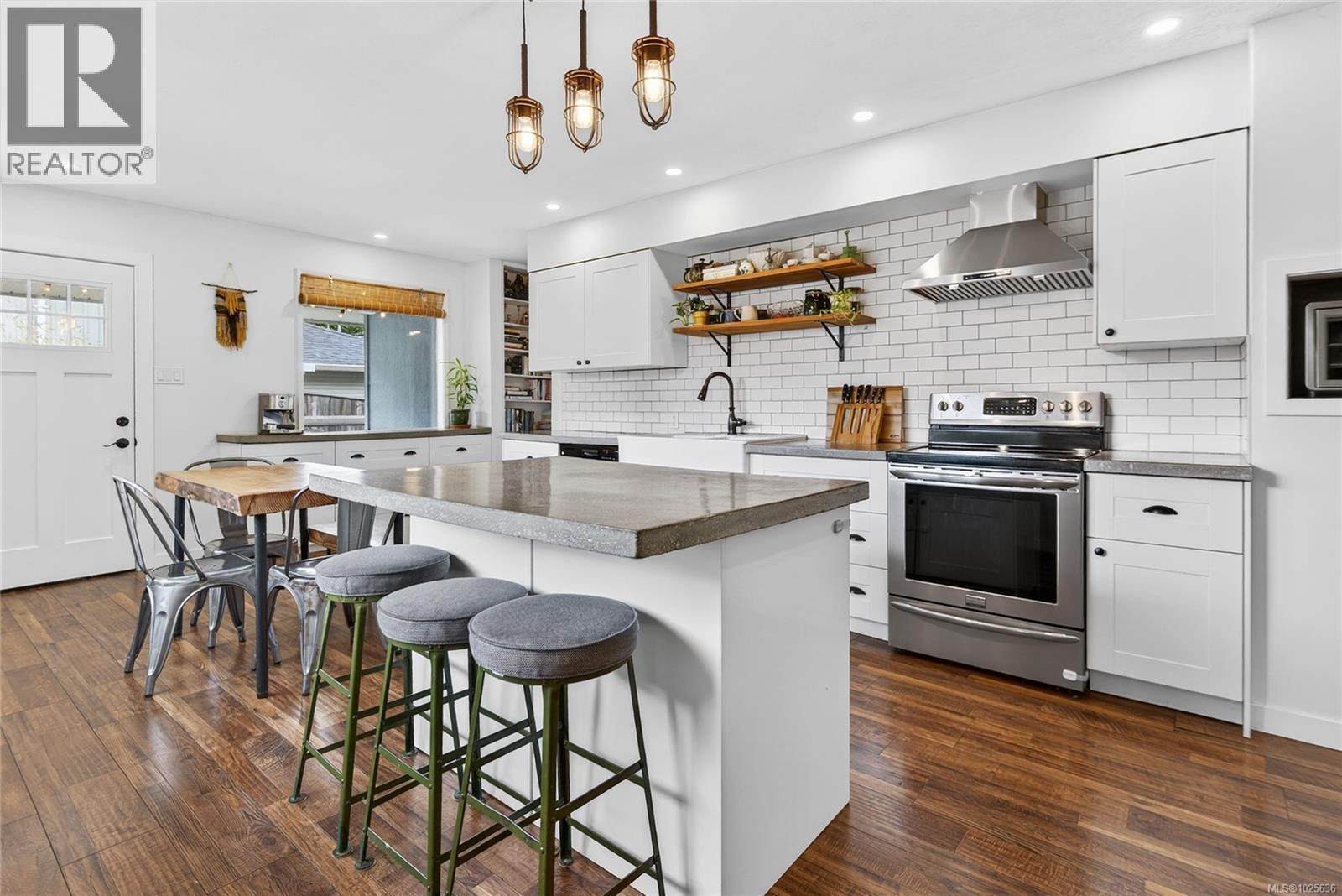 1065 Willemar Ave, Courtenay, British Columbia  V9N 3M1 - Photo 2 - 1025636