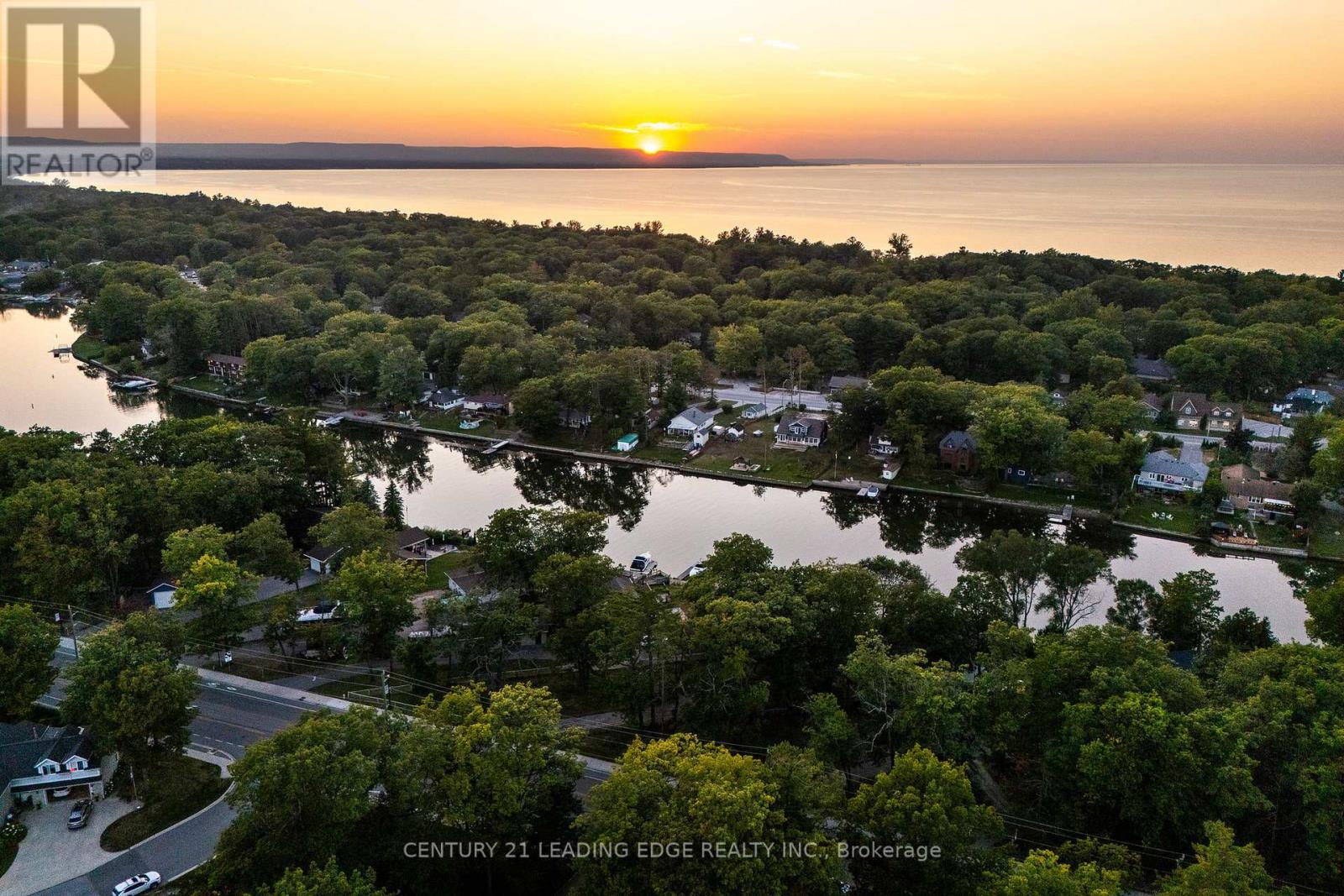 1988 River Road W, Wasaga Beach, Ontario  L9Z 2W1 - Photo 2 - S12519480