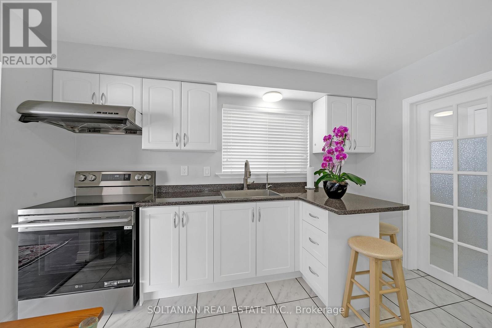 158 Hilda Avenue, Toronto (Newtonbrook West), Ontario  M2M 1V9 - Photo 11 - C12833968