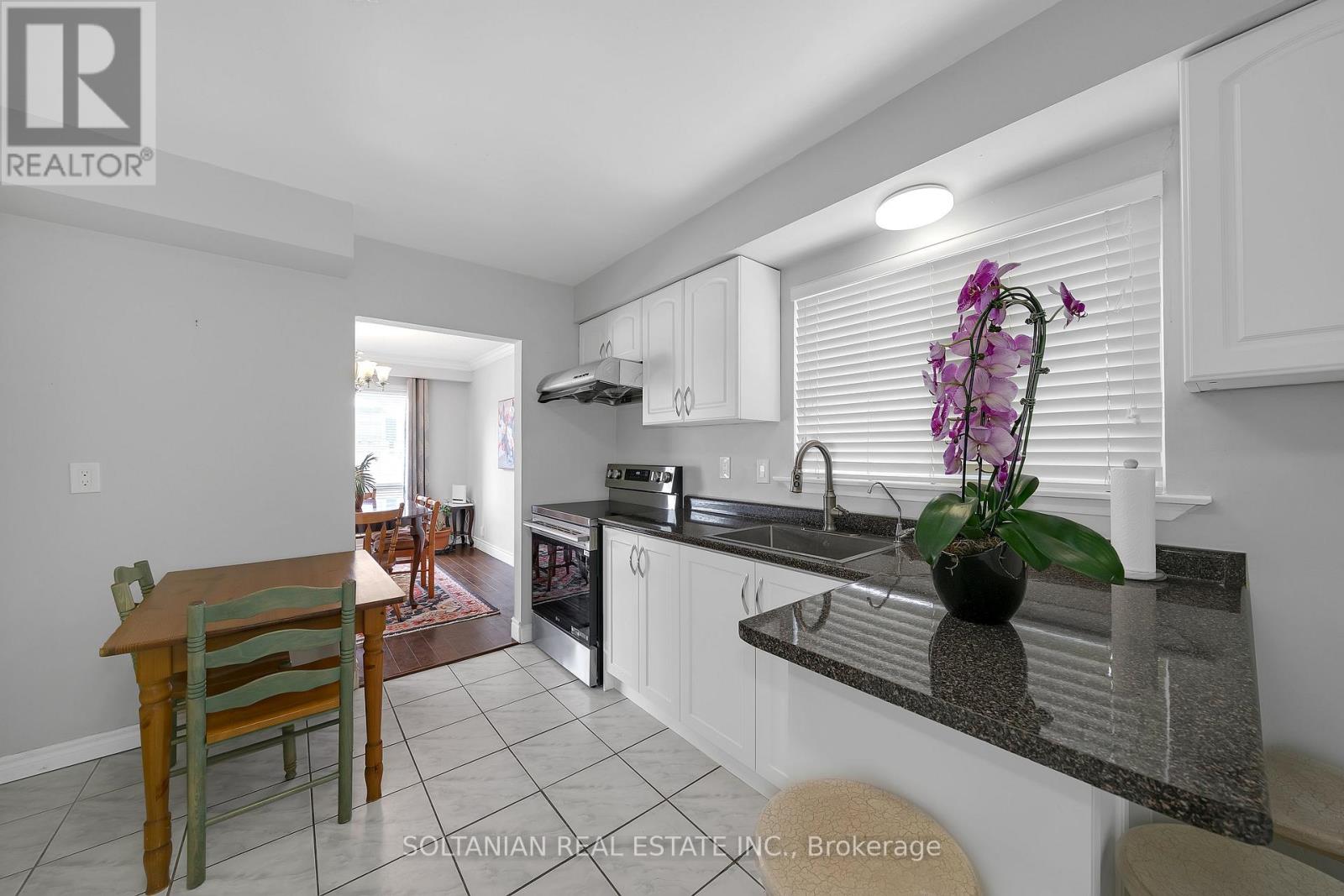 158 Hilda Avenue, Toronto (Newtonbrook West), Ontario  M2M 1V9 - Photo 12 - C12833968