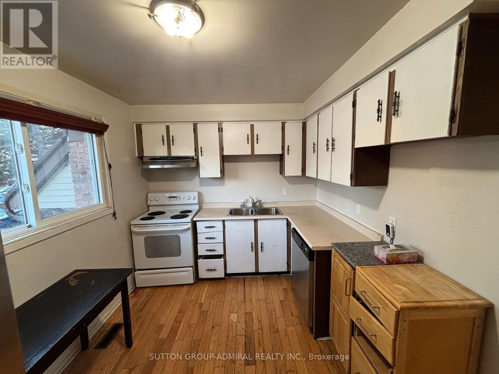 52 Dana Crescent, Vaughan (Crestwood-Springfarm-Yorkhill), Ontario  L4J 2R5 - Photo 2 - N12694084