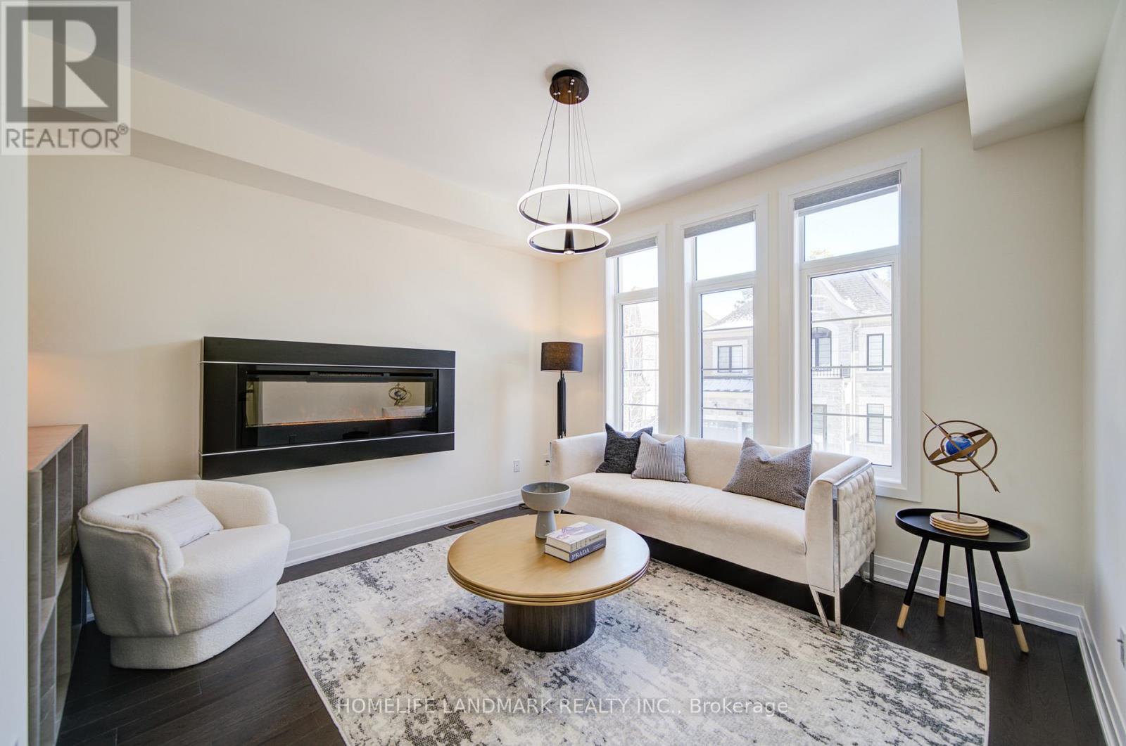 17 Duncombe Lane, Richmond Hill, Ontario  L4C 1C2 - Photo 5 - N12831196