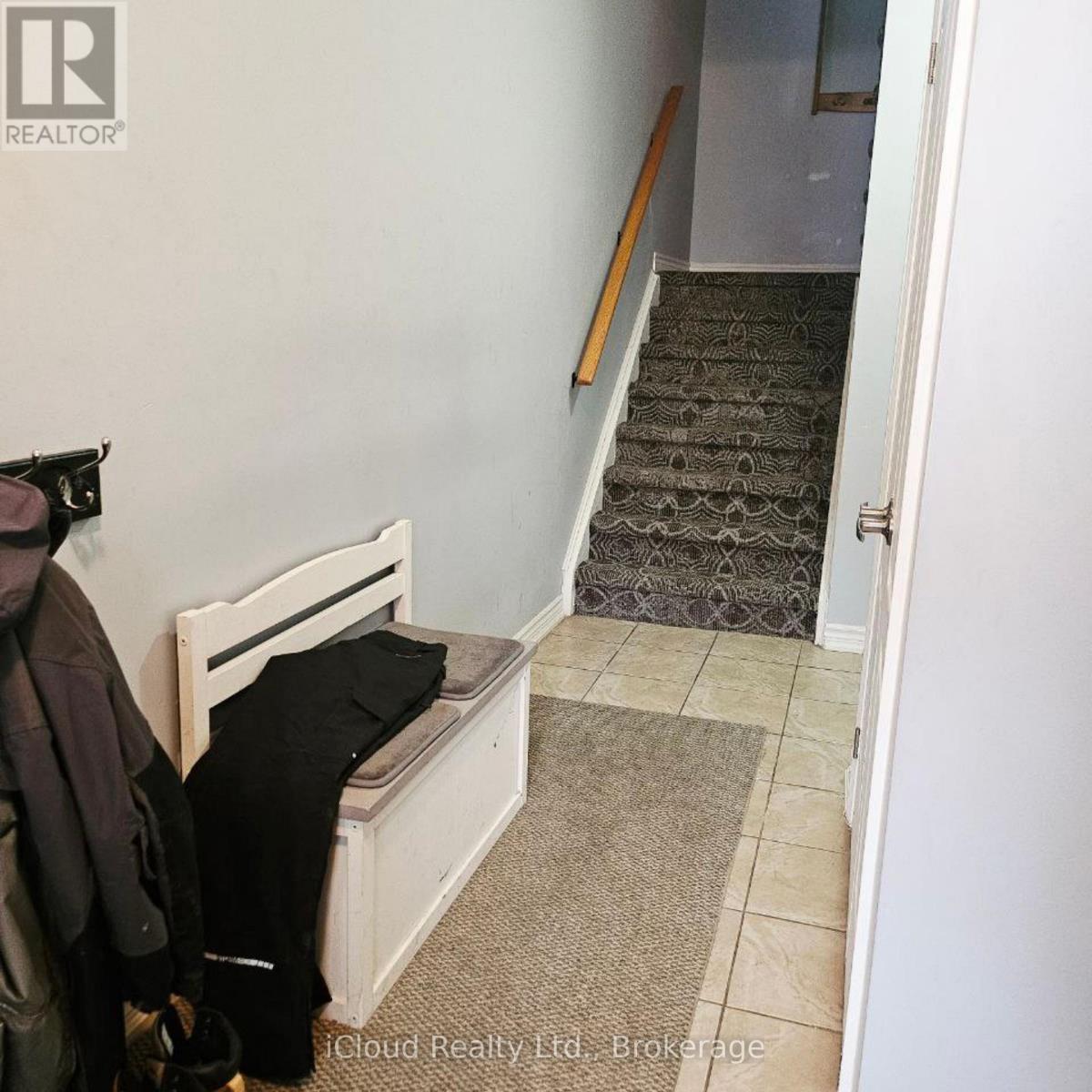 37 Milson Crescent, Essa, Ontario  L0M 1B4 - Photo 2 - N12833934