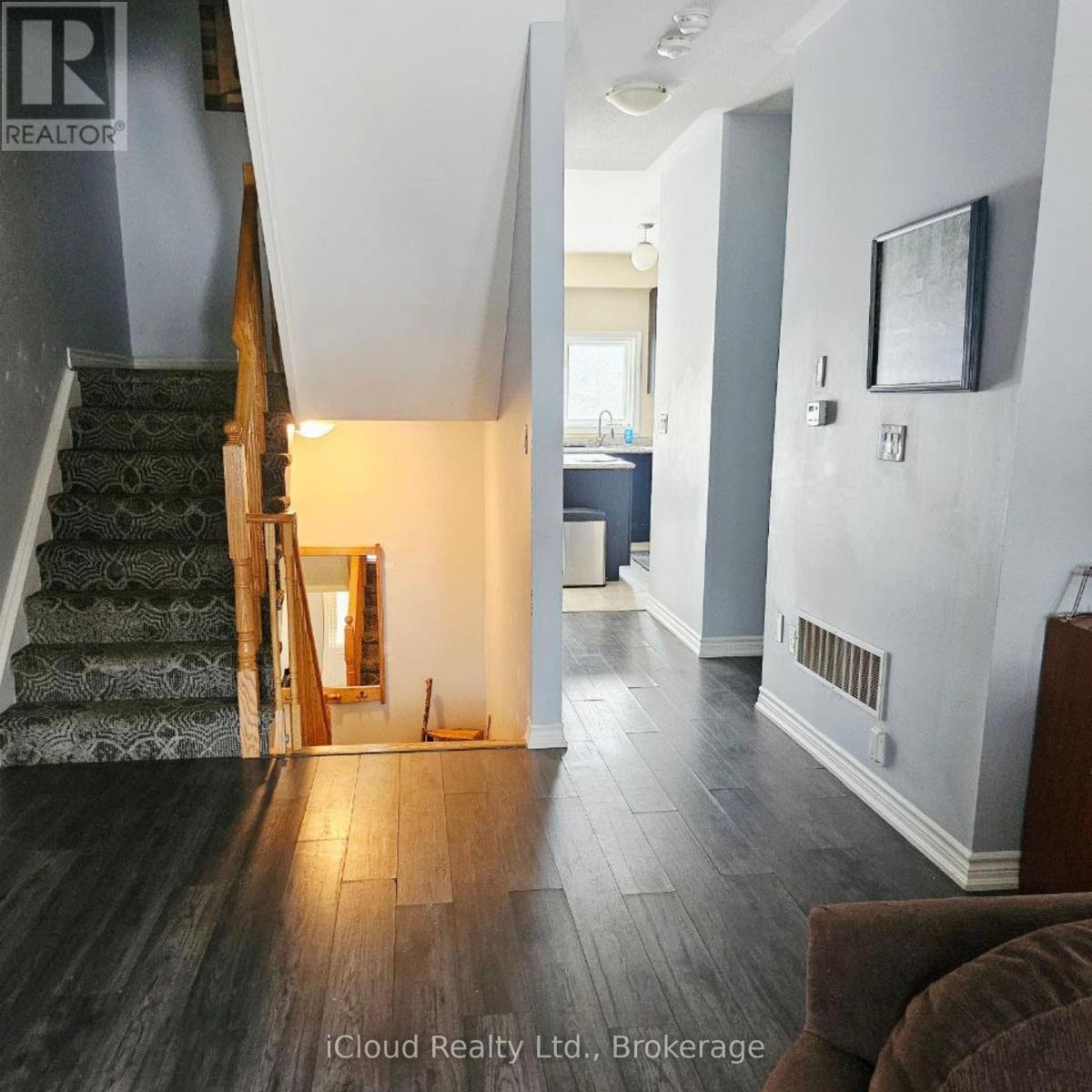 37 Milson Crescent, Essa, Ontario  L0M 1B4 - Photo 4 - N12833934