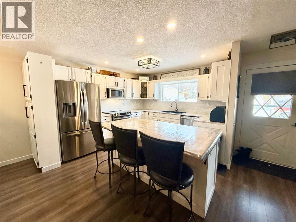 139 Reimer Drive, Hinton, Alberta  T7V 1K1 - Photo 3 - A2253020