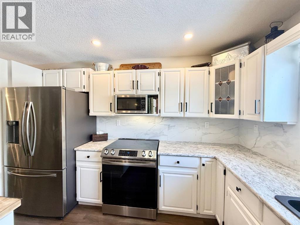 139 Reimer Drive, Hinton, Alberta  T7V 1K1 - Photo 4 - A2253020