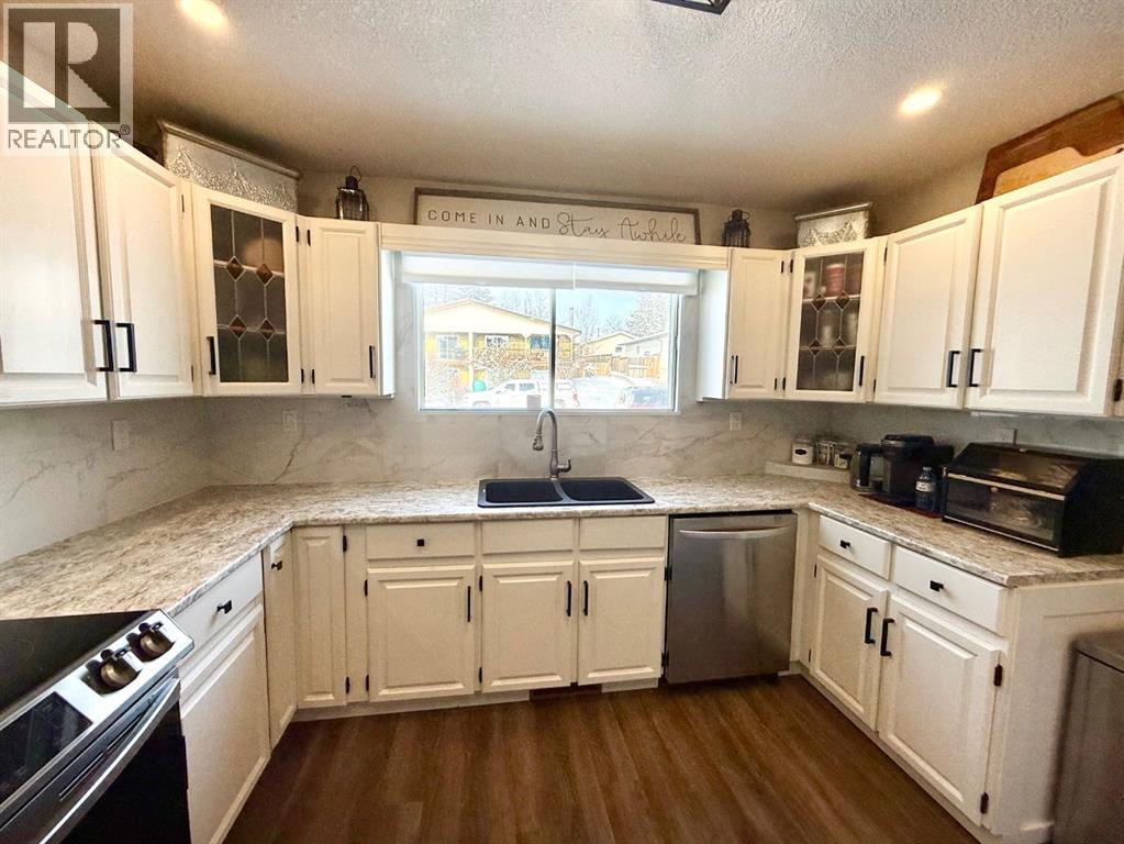 139 Reimer Drive, Hinton, Alberta  T7V 1K1 - Photo 5 - A2253020