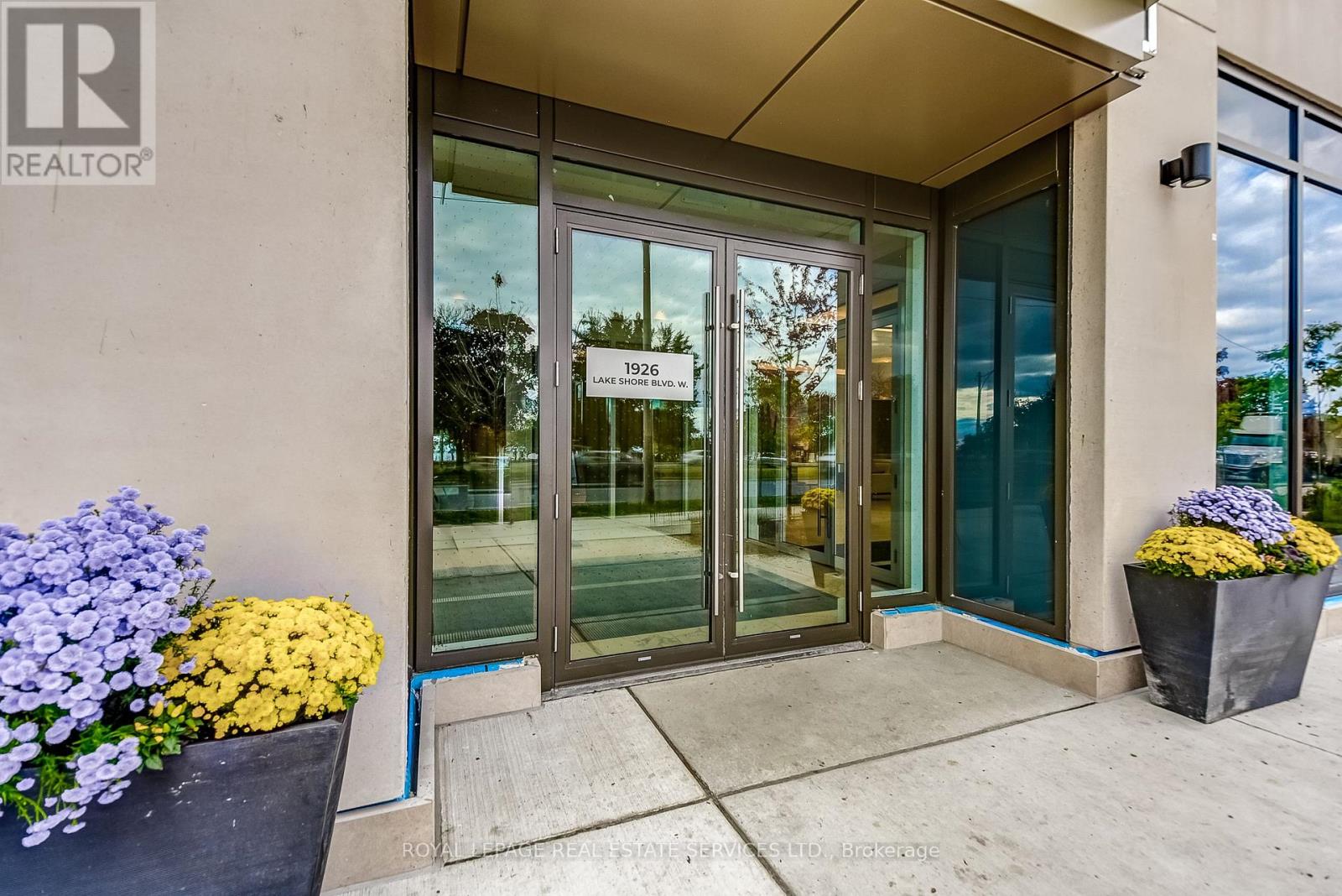 2703 - 1926 Lake Shore Boulevard W, Toronto, Ontario  M6S 1A1 - Photo 21 - W12833892