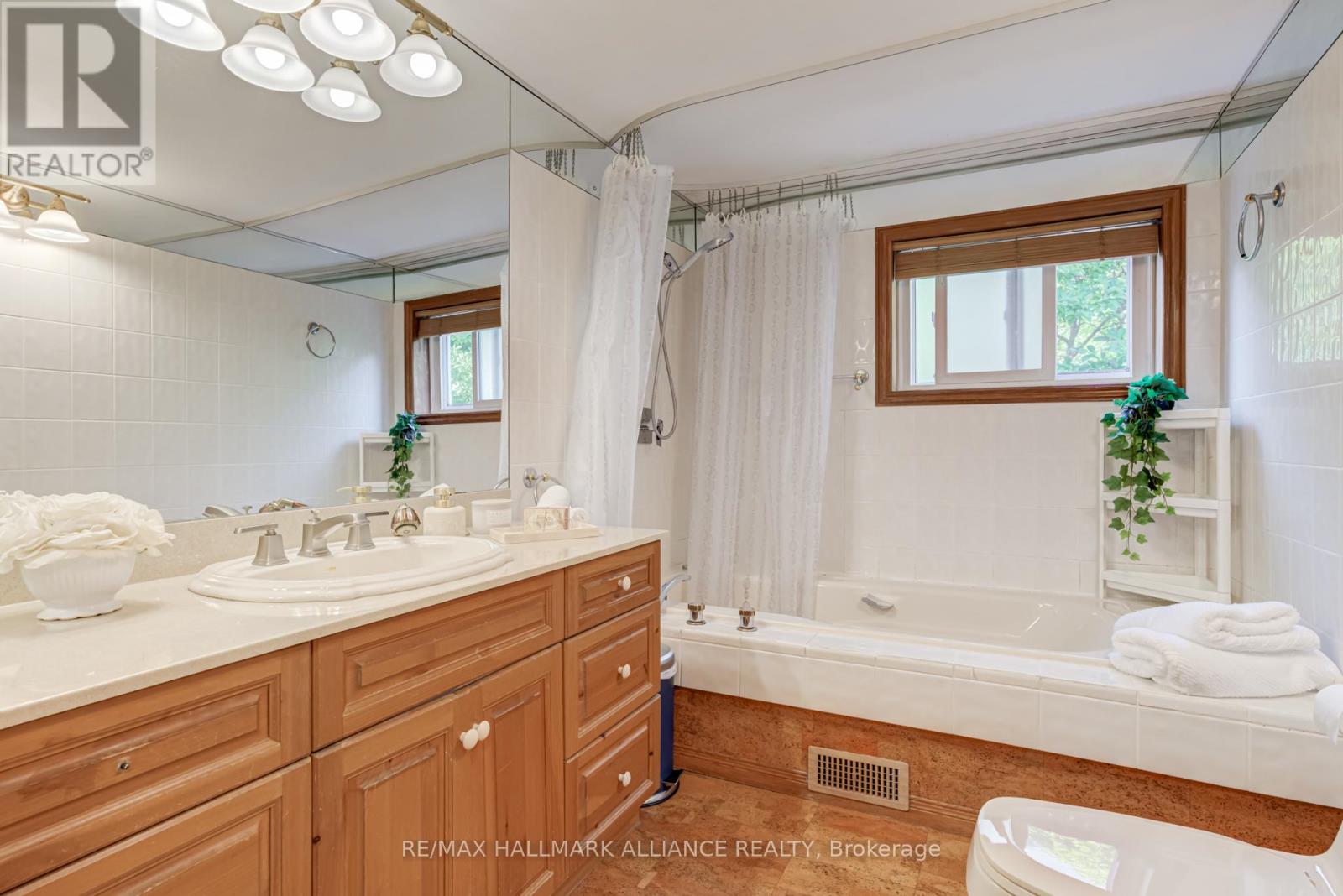 2033 Water's Edge Drive, Oakville, Ontario  L6L 1A3 - Photo 23 - W12833898