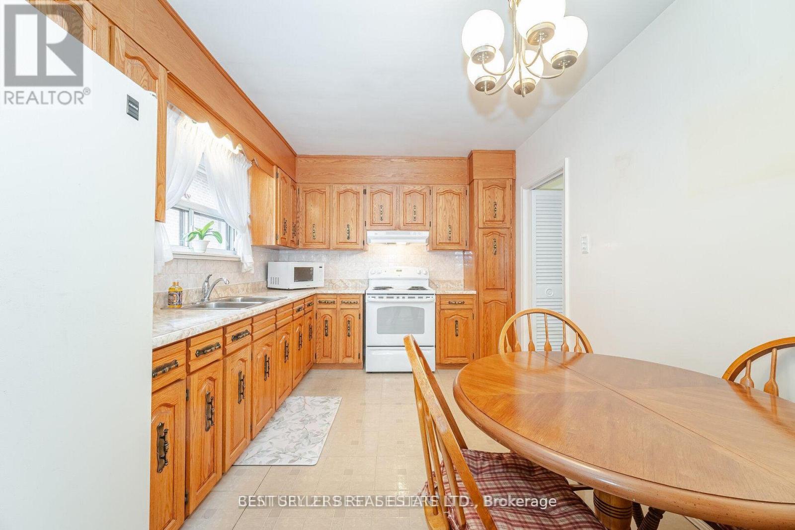 47 Wenderly Drive, Toronto, Ontario  M6B 2P1 - Photo 10 - W12833990