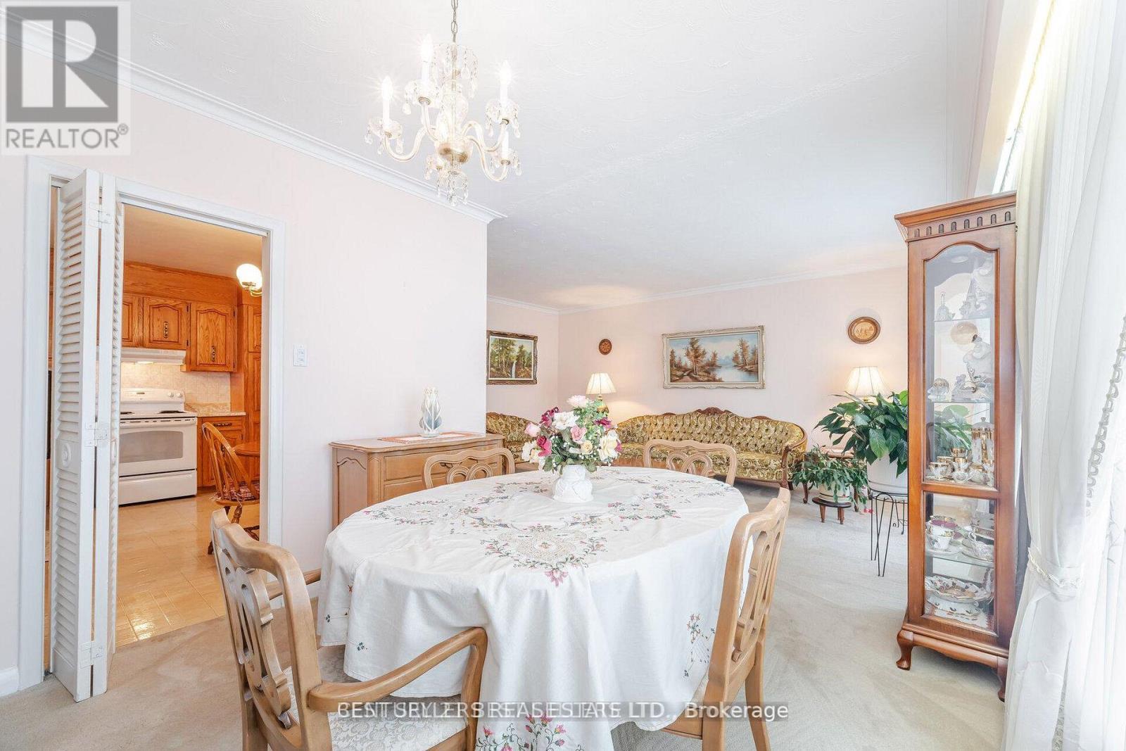 47 Wenderly Drive, Toronto, Ontario  M6B 2P1 - Photo 8 - W12833990