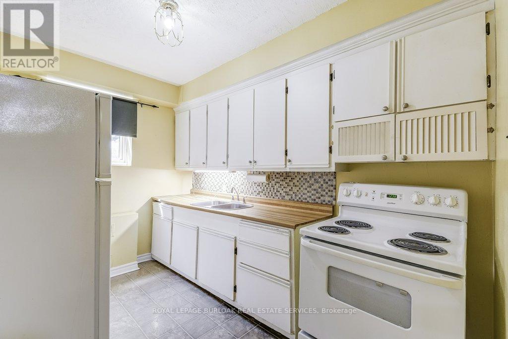 1 - 2418 New Street, Burlington, Ontario  L7R 1J6 - Photo 11 - W12834026