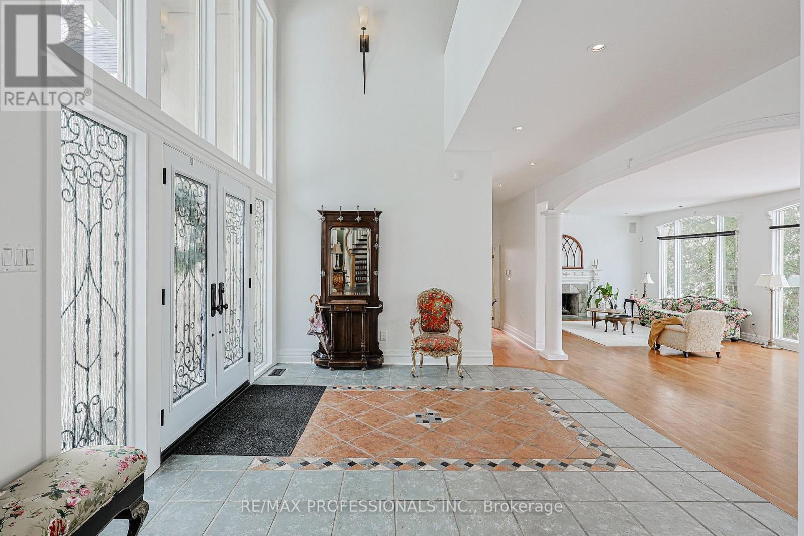 84 Neilson Drive, Toronto, Ontario  M9C 1V7 - Photo 4 - W12834074