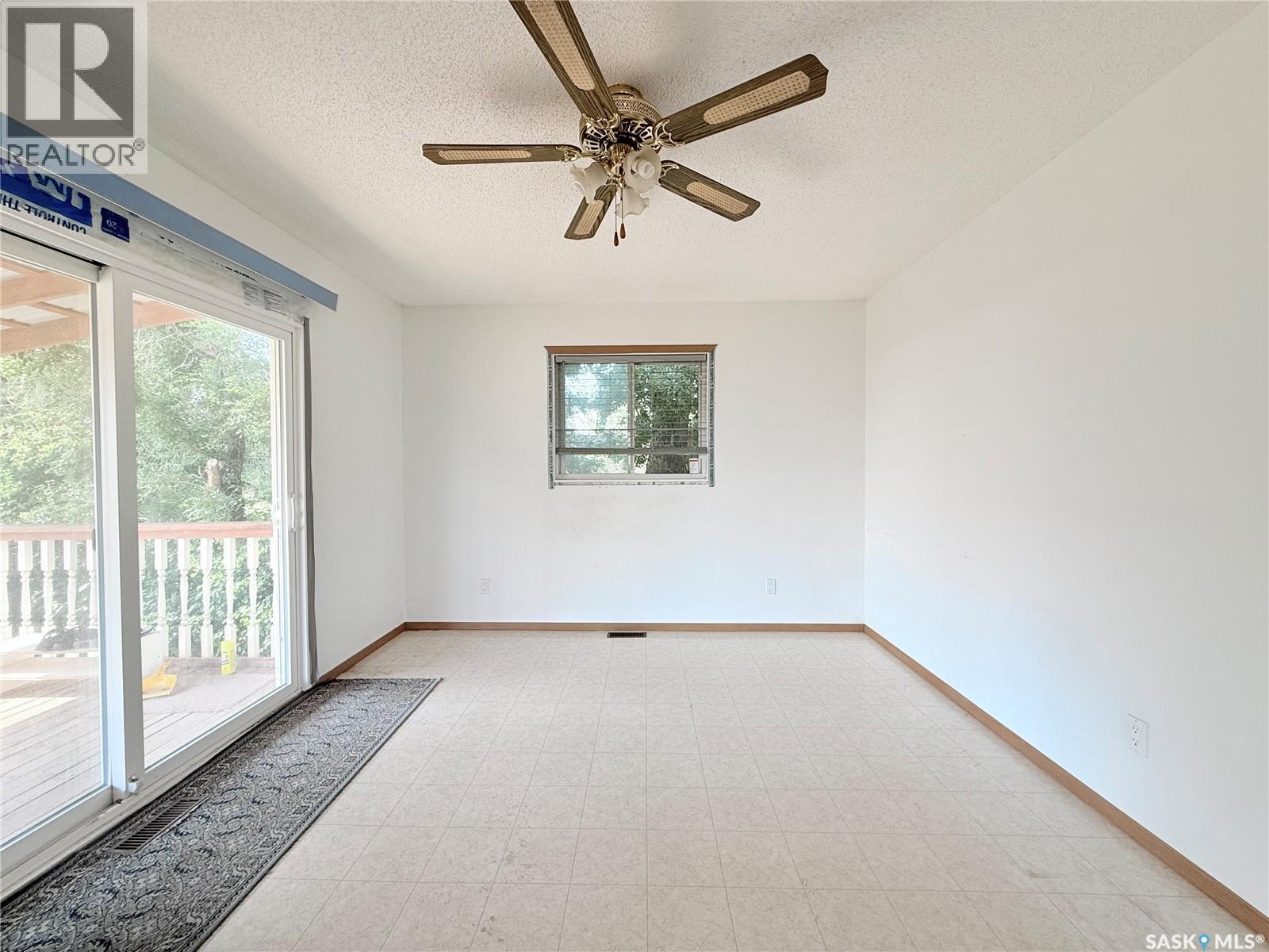 100 1st Avenue N, Lucky Lake, Saskatchewan  S0L 1Z0 - Photo 12 - SK029420