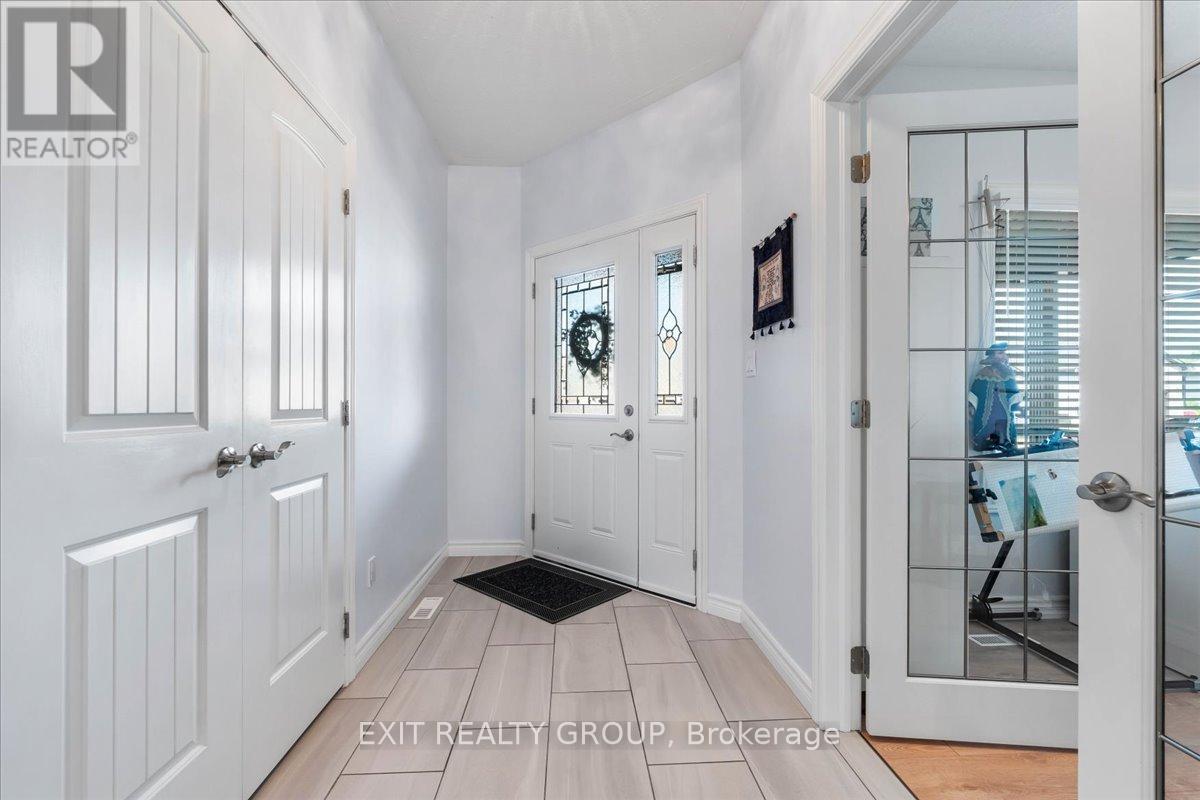 18 Gilbert Crescent, Prince Edward County (Wellington Ward), Ontario  K0K 3L0 - Photo 6 - X12834140